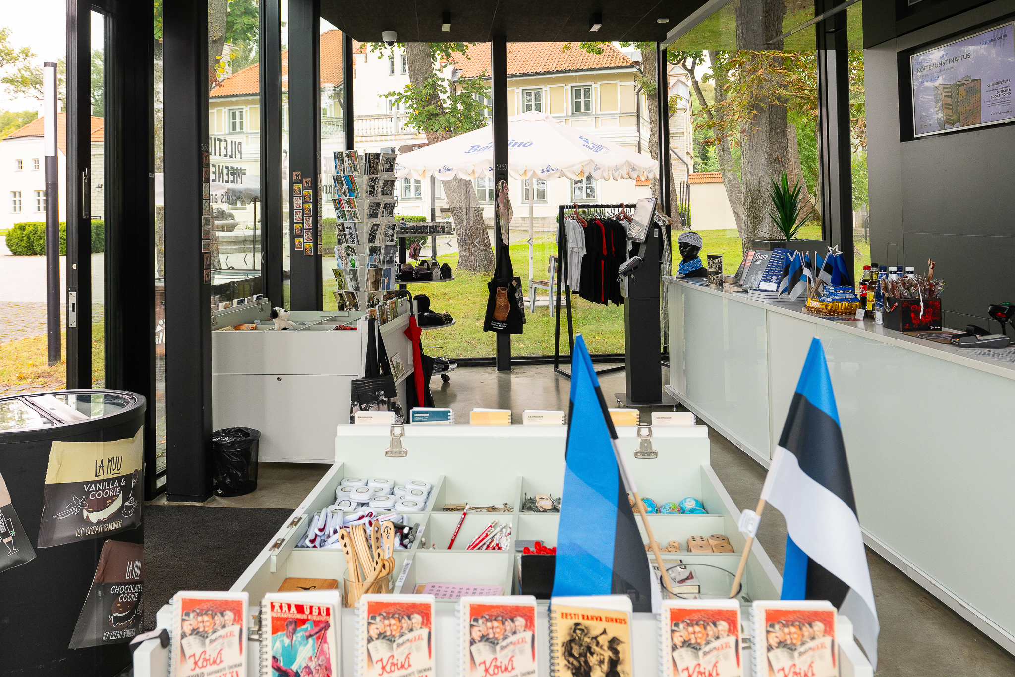 Maarjamäe väravahoone muuseumipoe seest vaadates