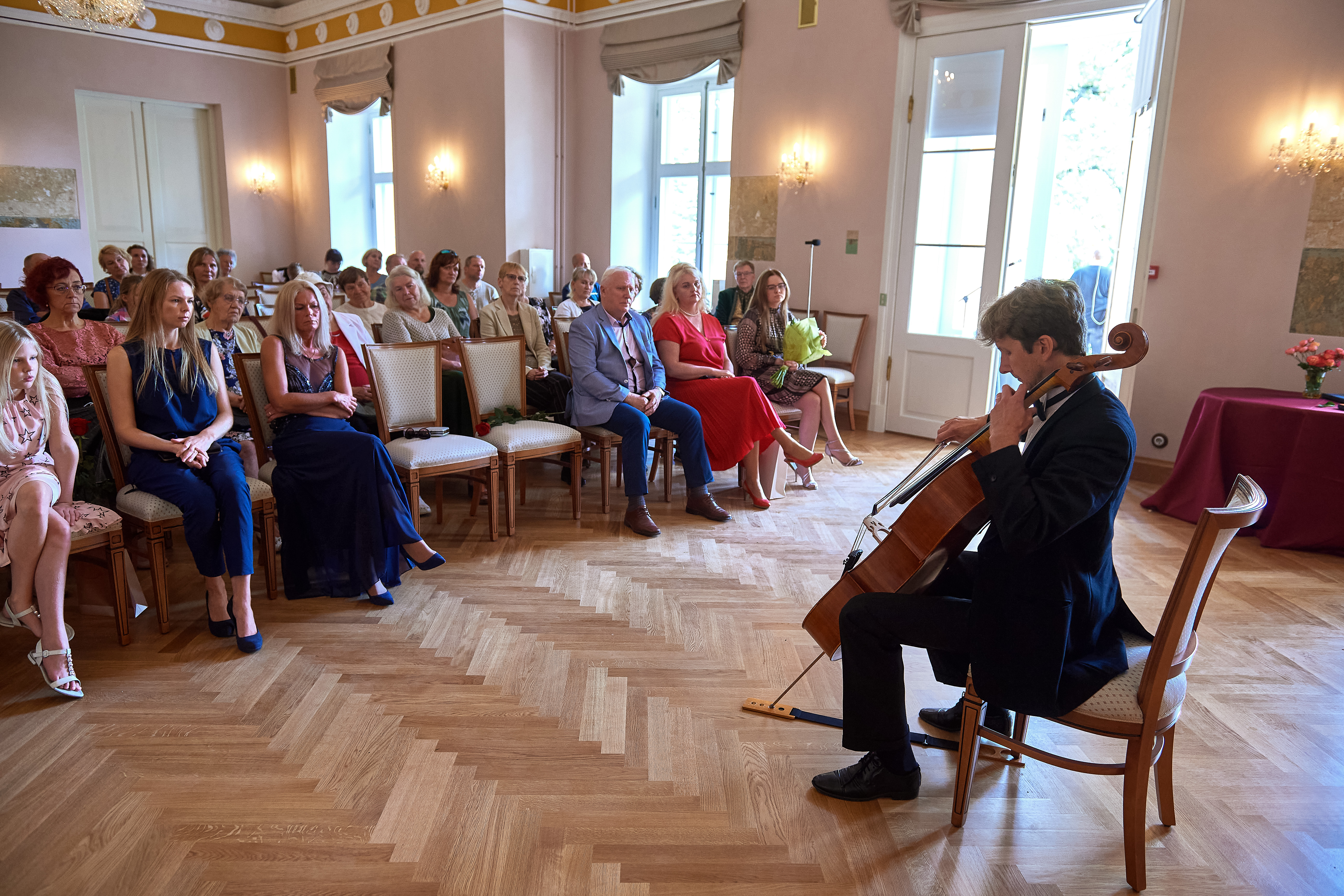 Tšellokontsert Sillapää lossi saalis, publik kuulamas