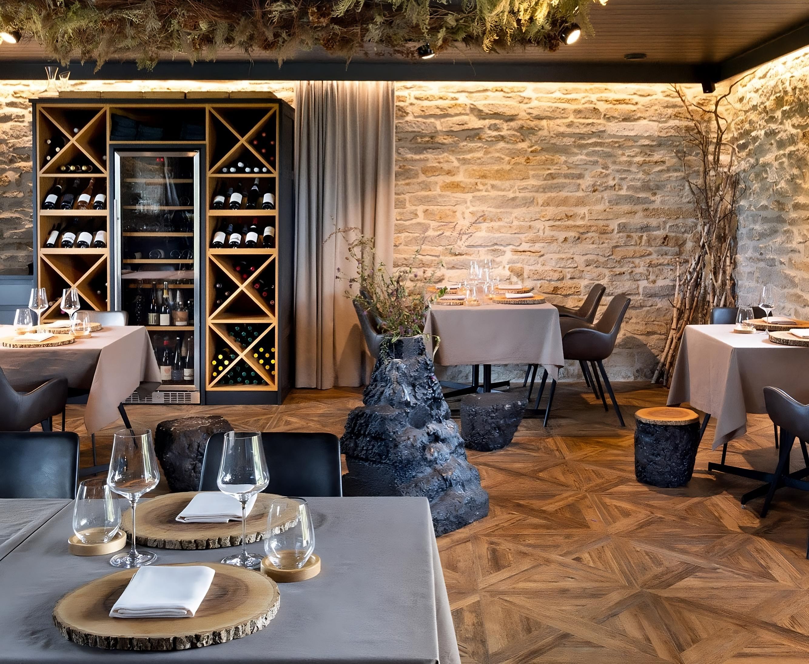 Inneneinrichtung des Restaurants Hiis