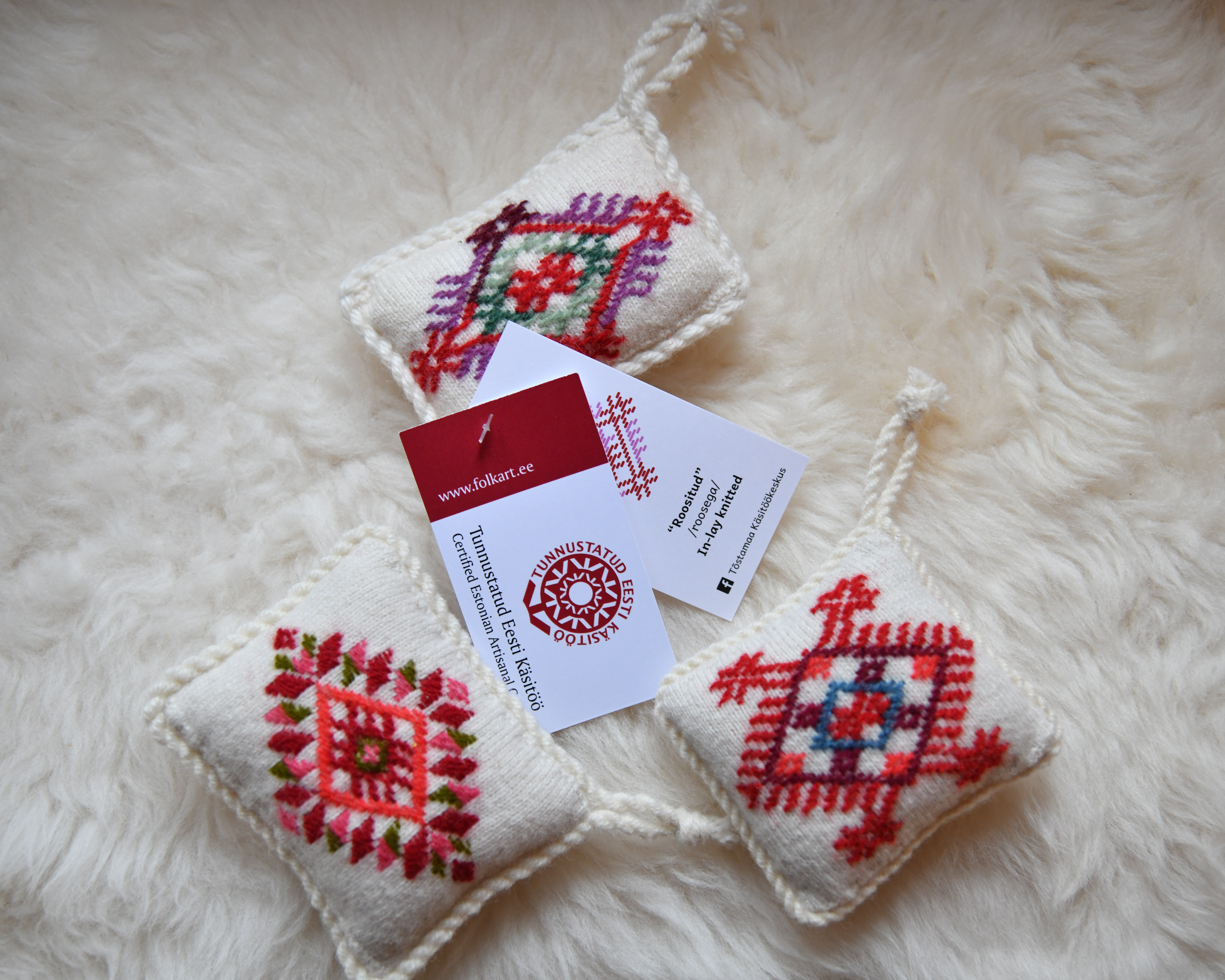 Adatu spilventiņš ar rožotu ornamentu 