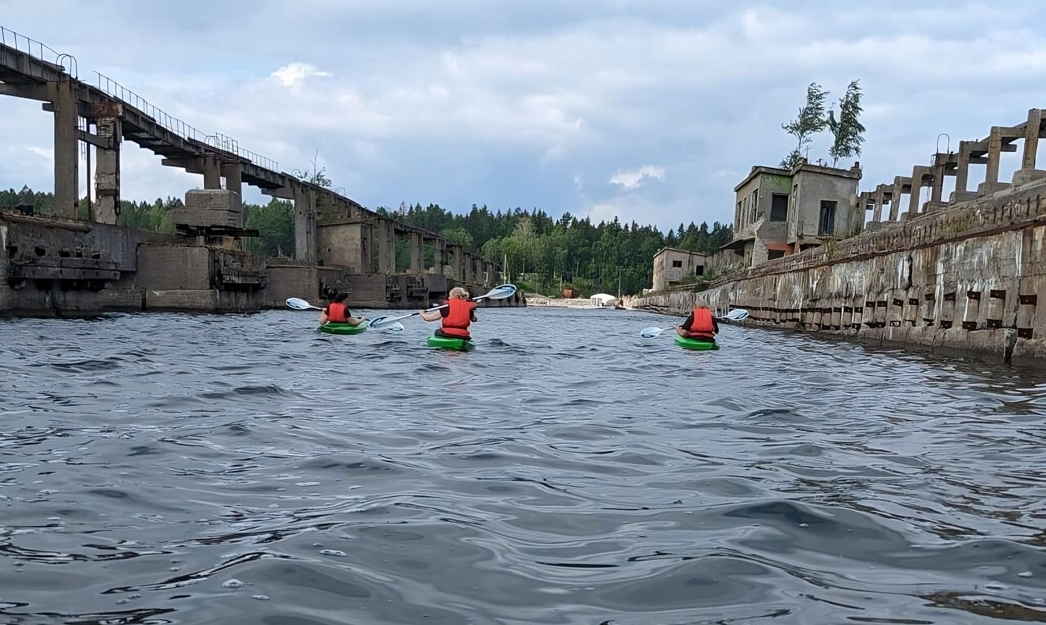 Kajakimatk Hara varemete vahel