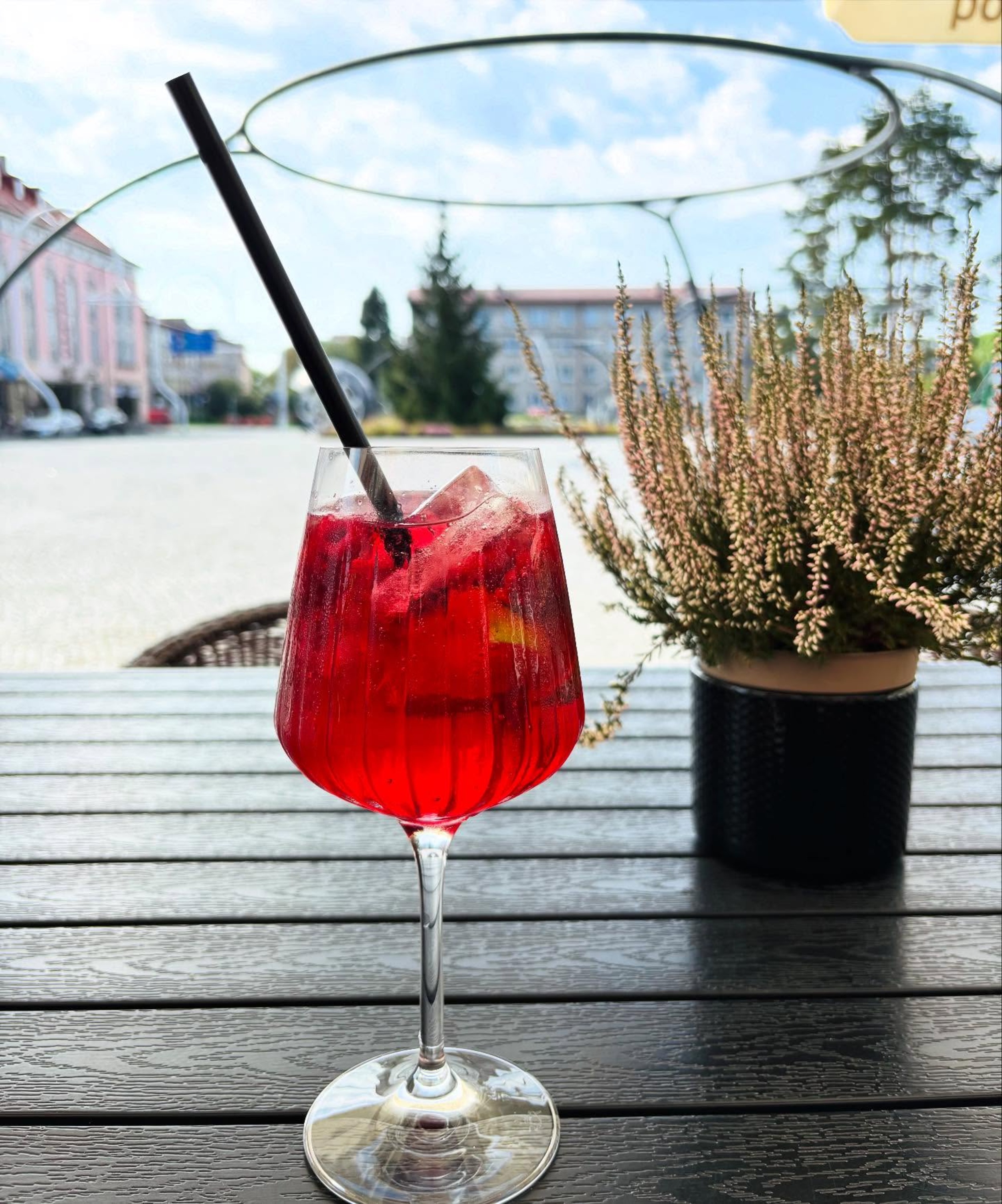 Vaarika Spritz Pizza Olive väliterrassil, vaatega Võru keskväljakule