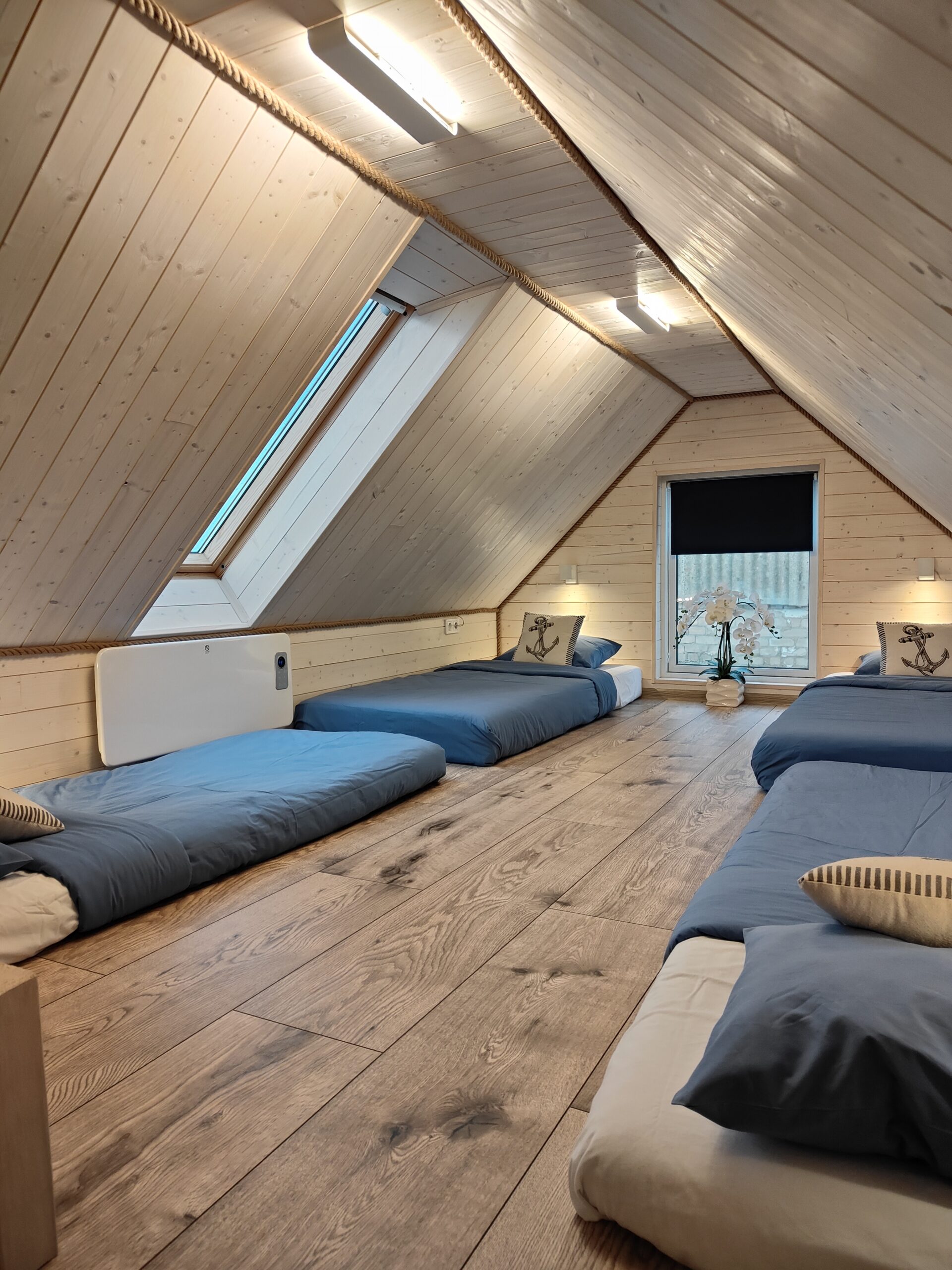 Pakri Paruni kõrvalmaja madratsid põrandal