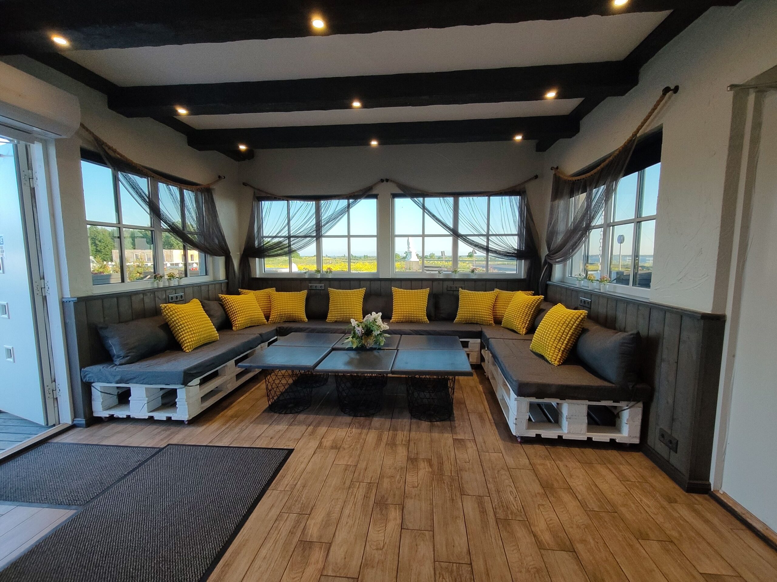 Pakri Paruni kõrvalmaja elutuba