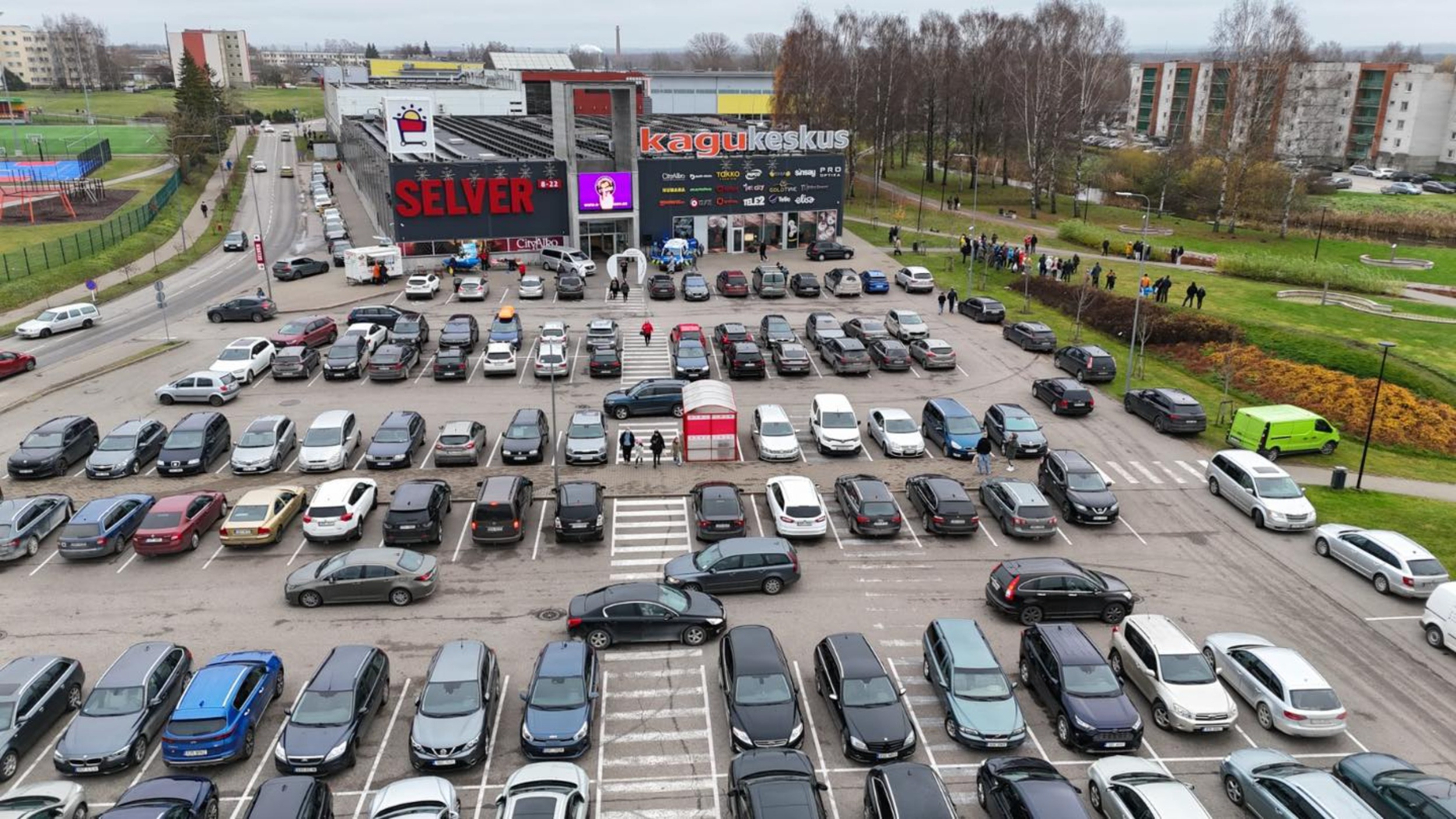 Kagukeskuse peasissekäigu ees olev autoparkla