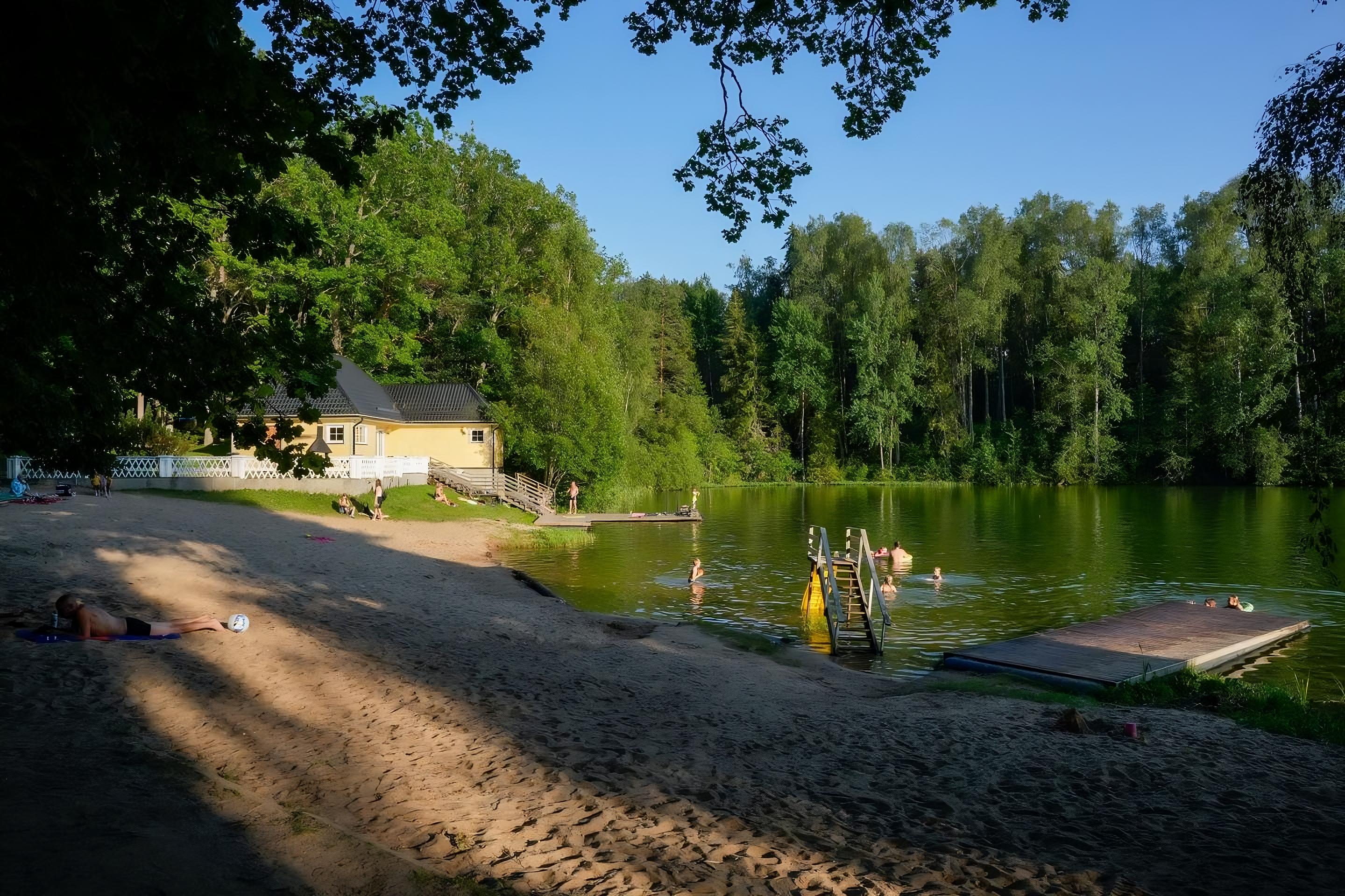 Rannamaja saunaga järve ääres