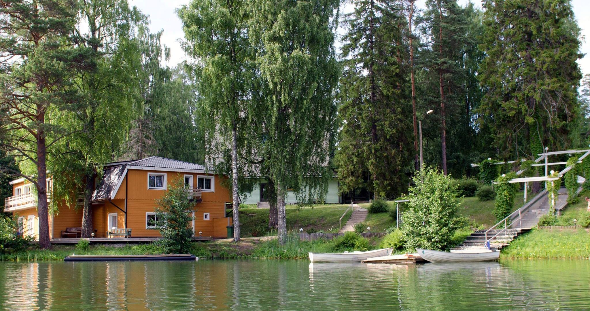 Järvemaja saunaga järve ääres