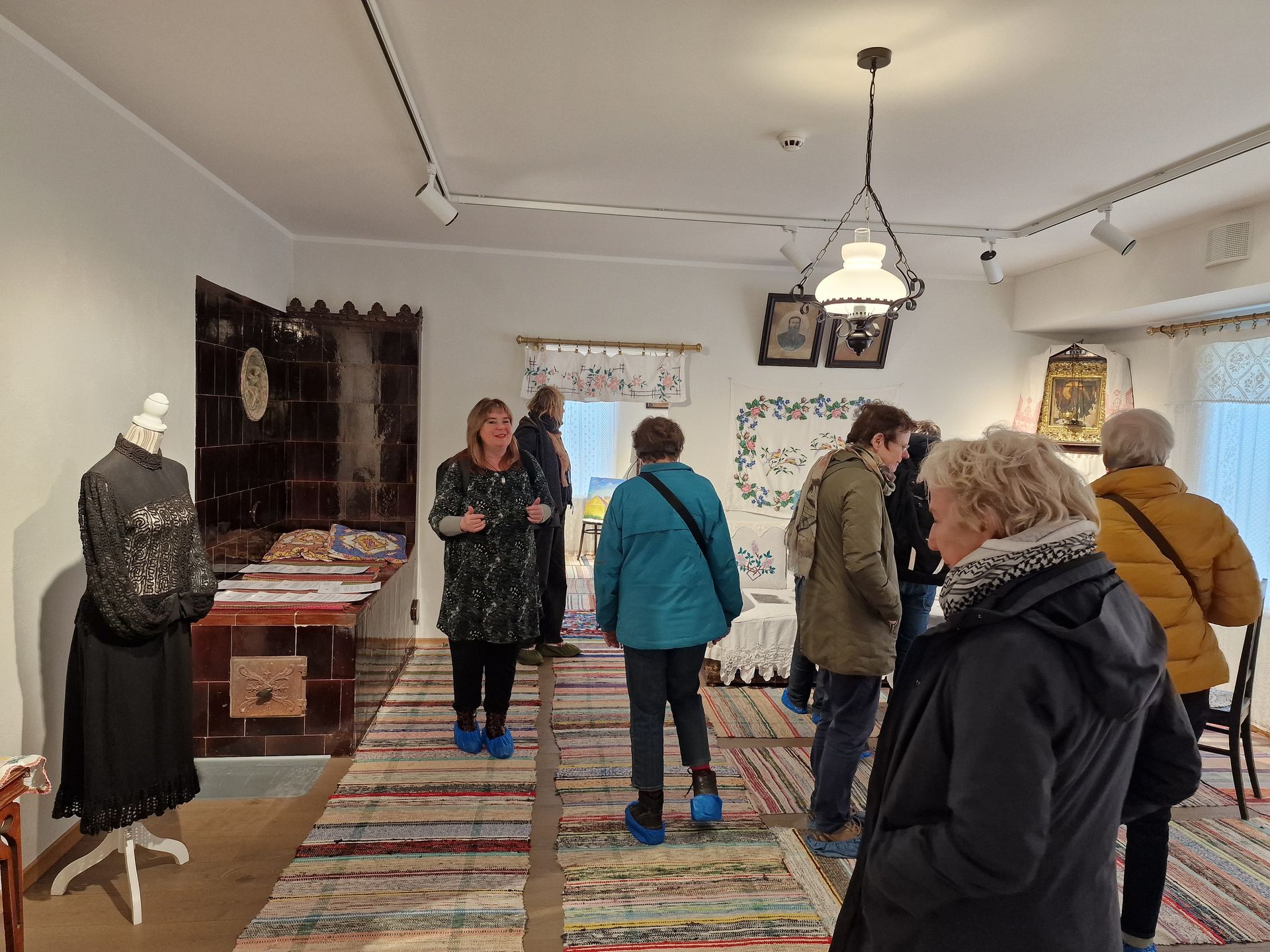 Grupp Babelhouse tuuril Kolkja vanausuliste muuseumis
