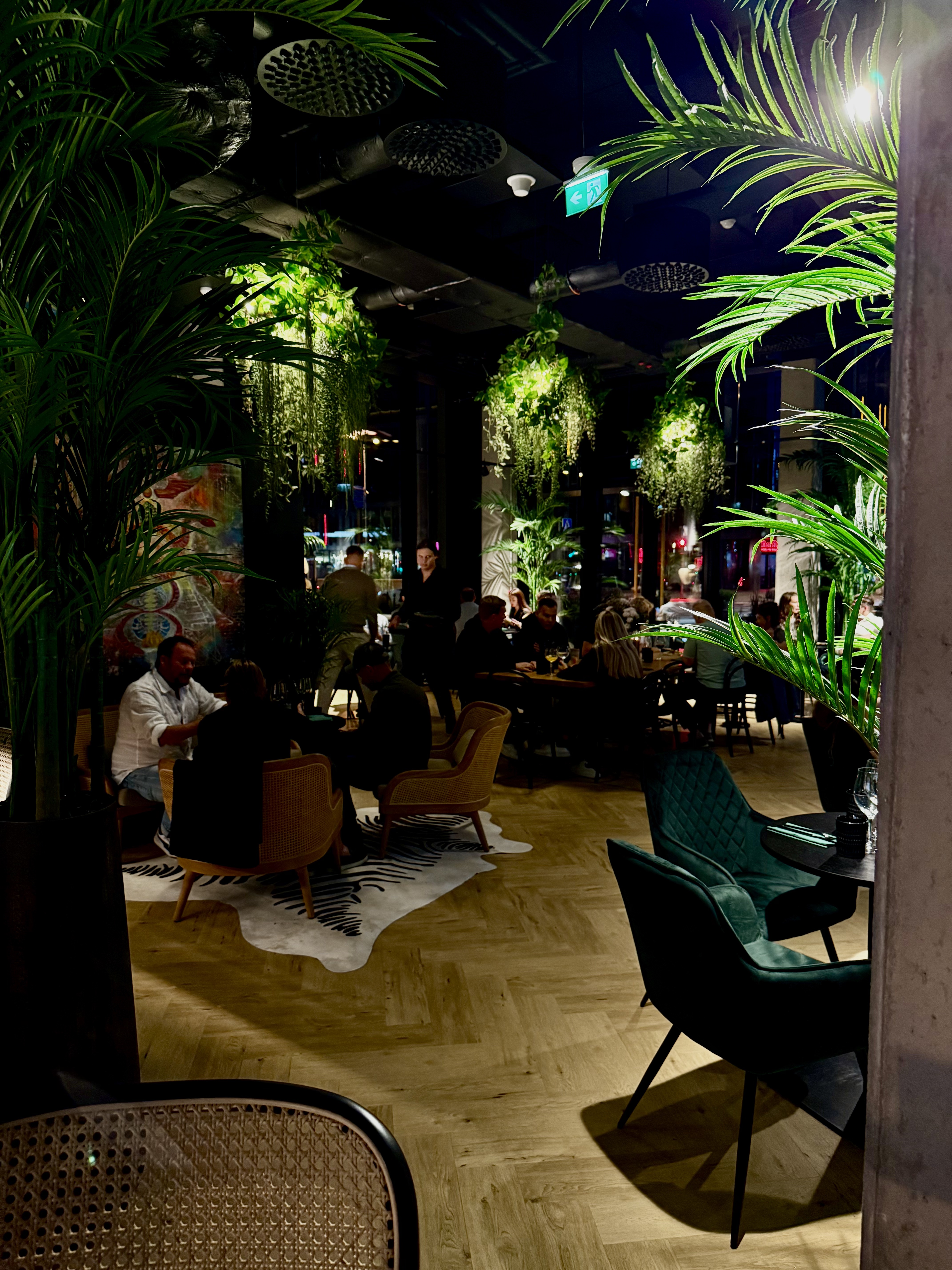 Nomade restoran õhtul