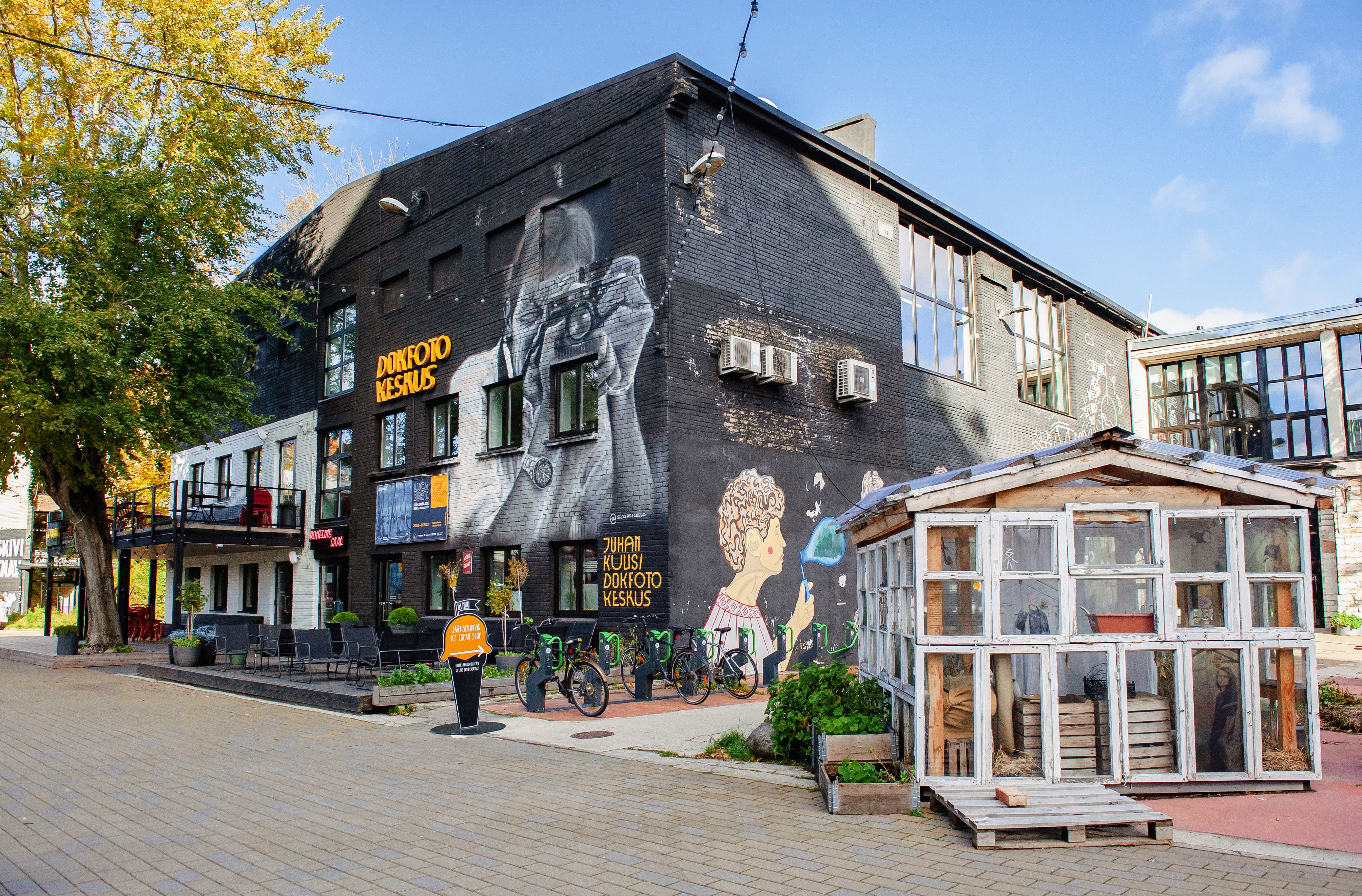 Sind ootab jalutuskäik läbi Kalamaja ainulaadse puithoonestuse, Telliskivi loova linnaosa ja värvika Balti Jaama turu. Giid tutvustab sulle Tallinna k