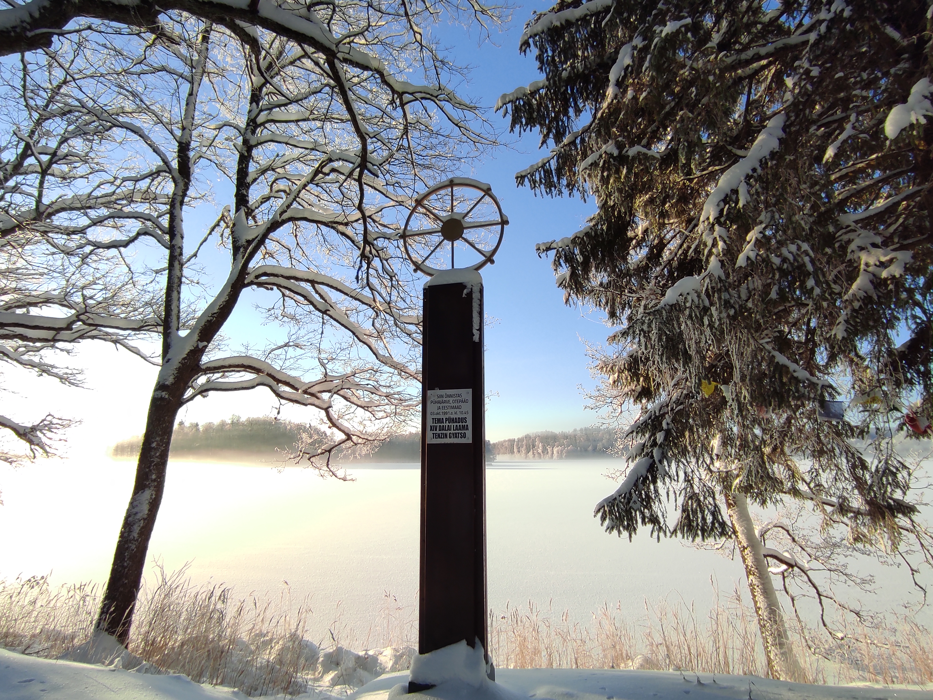 Dalai Lamas piemiņas zīme pie Pihejerves (Pühajärve) ziemā