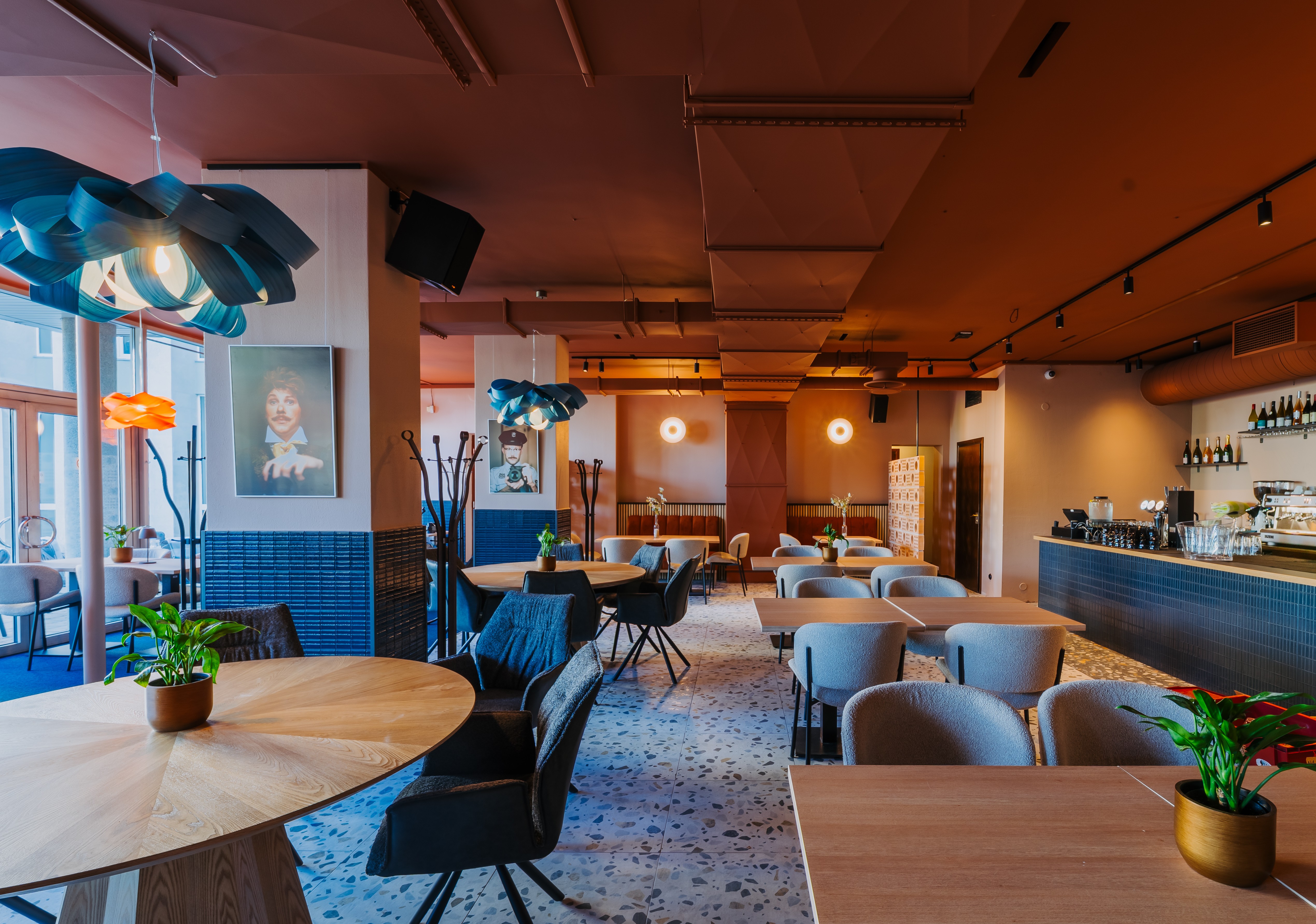 Hubane värviküllas restoran