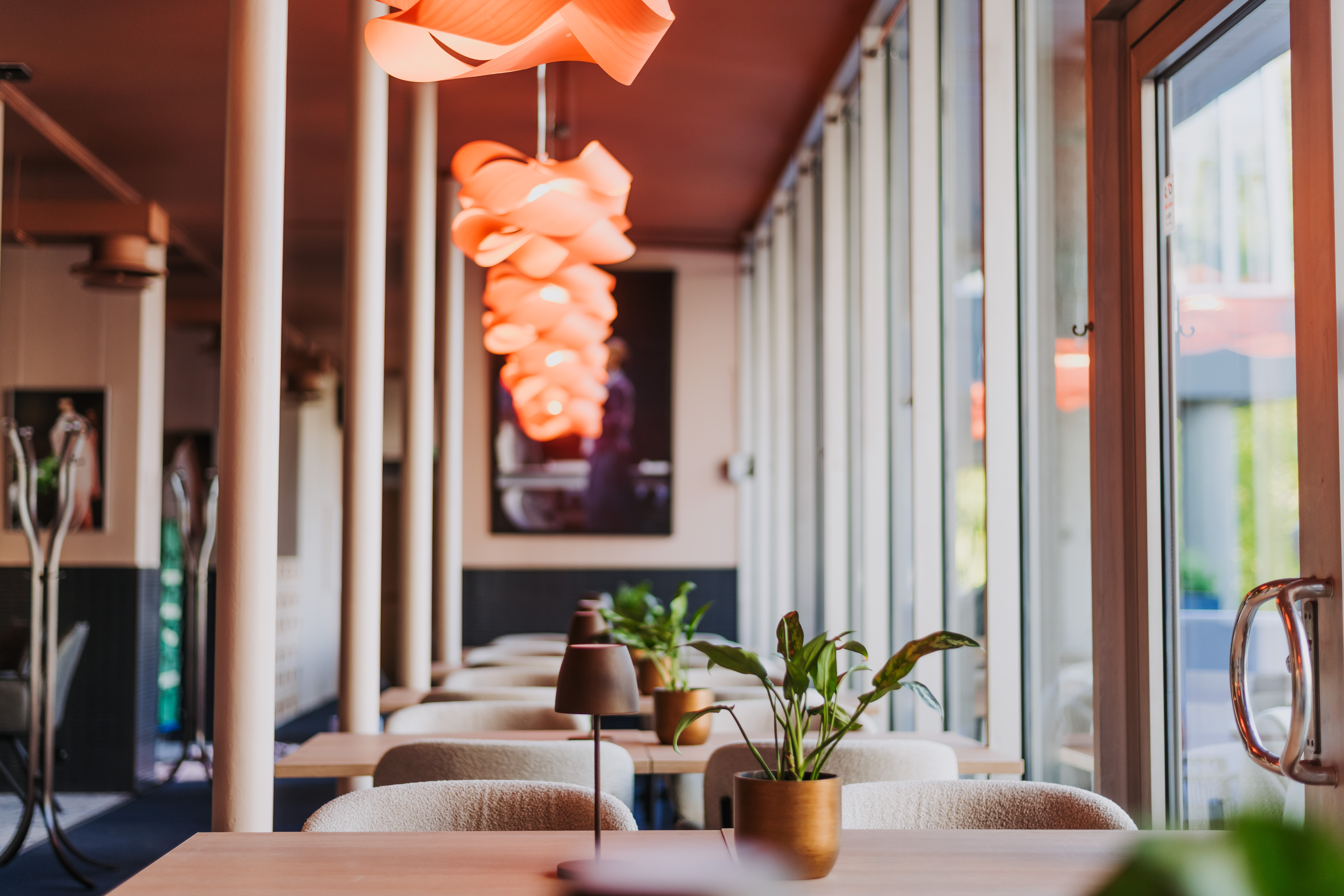 Moderne, omanäoline ja hubane värviküllas restoran