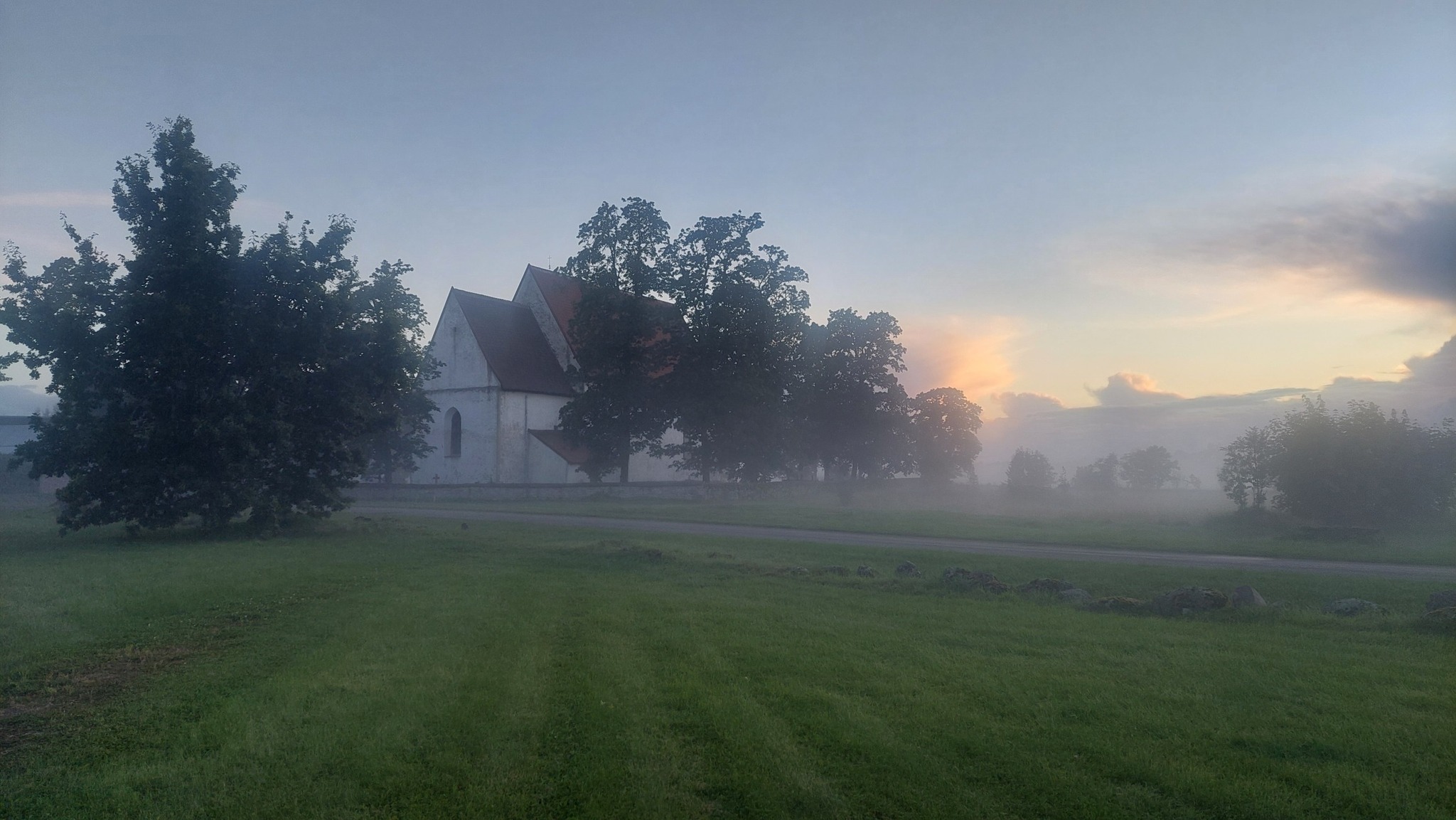 Ridala kirik sügiseses udus