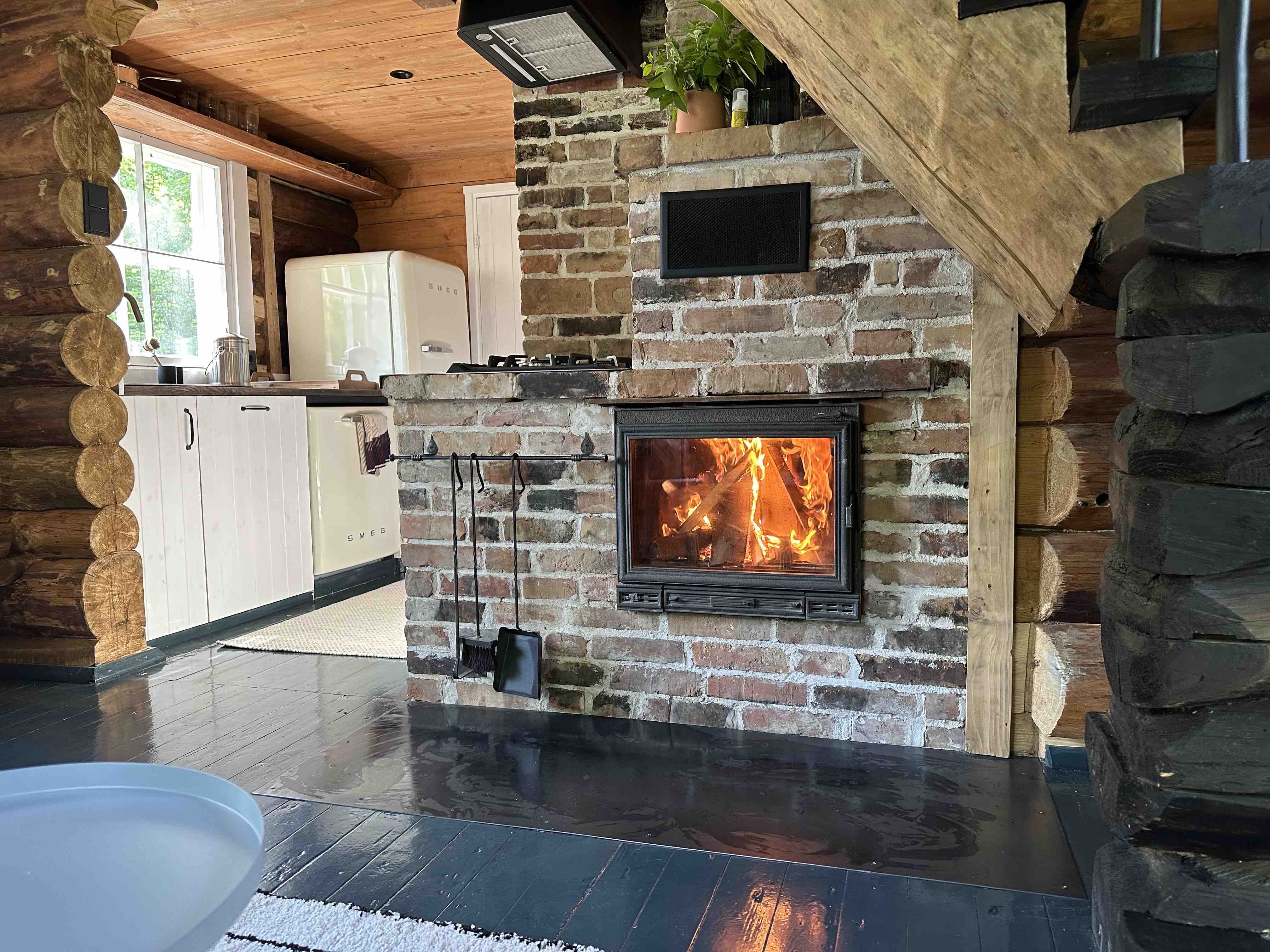 "Panga Saunahüti" kamīnzāle un skats uz virtuvi