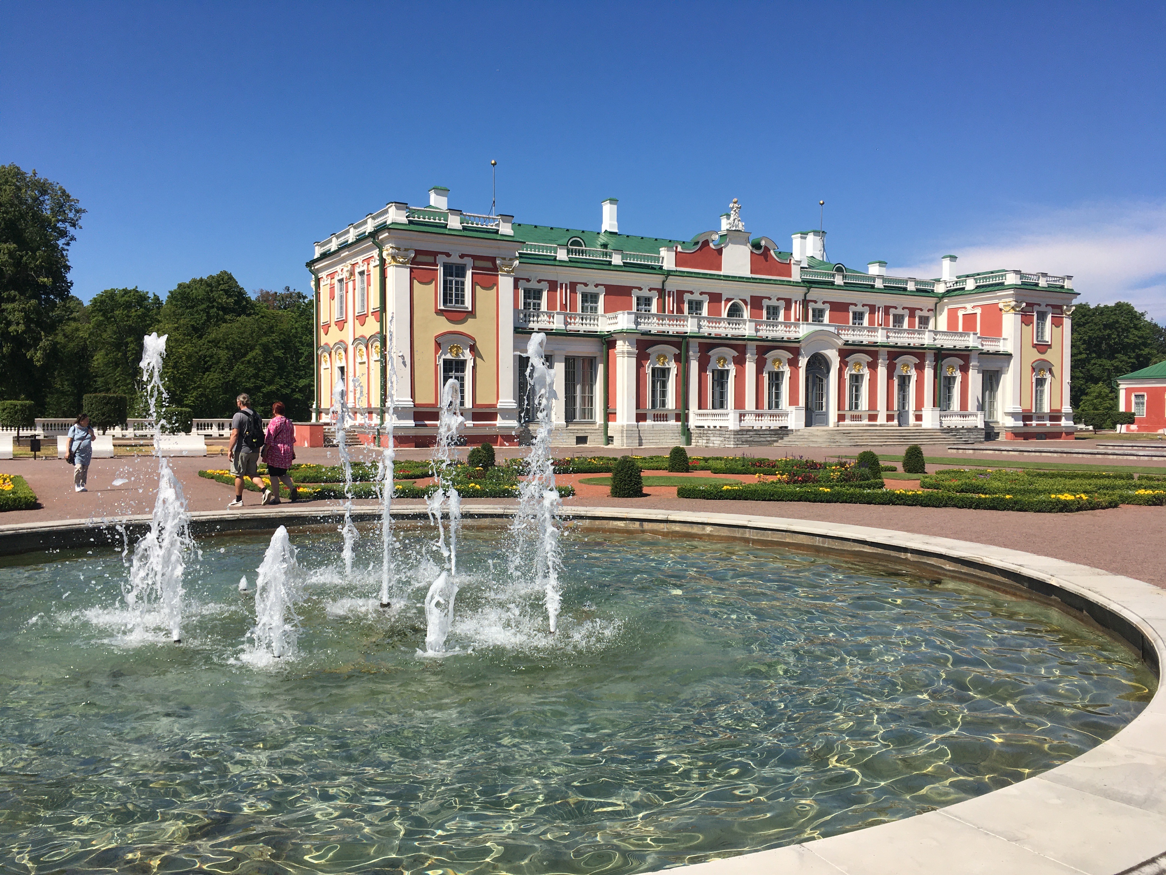 Kadrioru loss ja lossiaed väljast vaadates