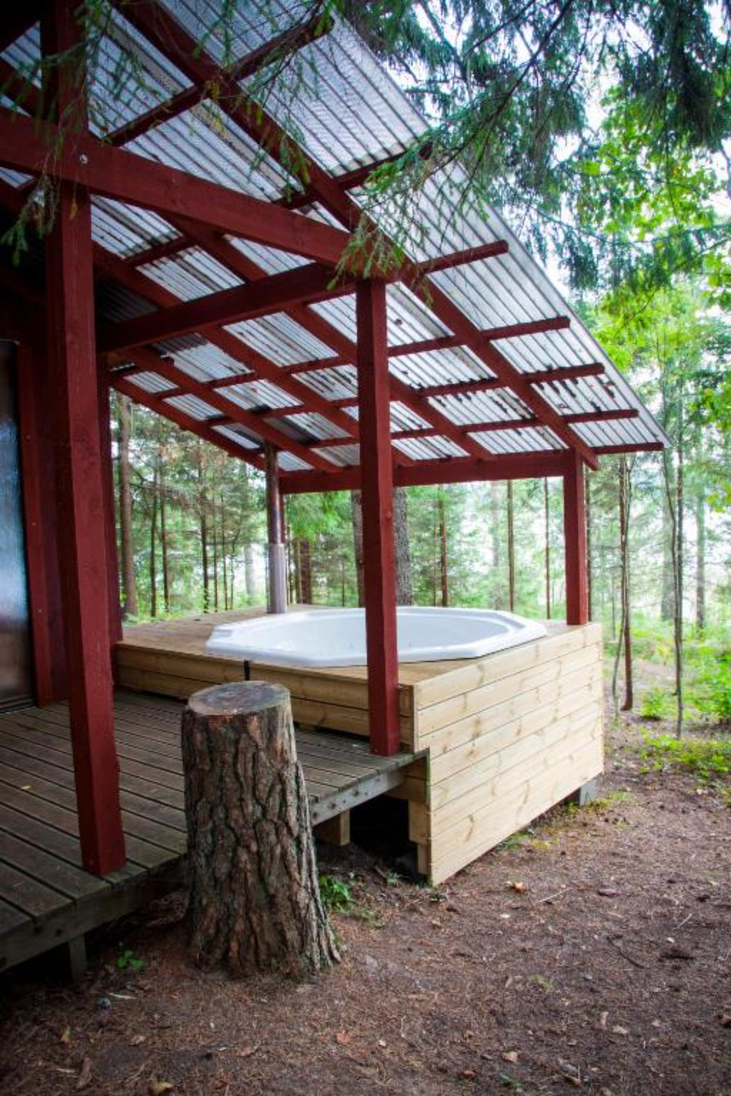 Kimalase metsamaja saun ja terrass mullivanniga