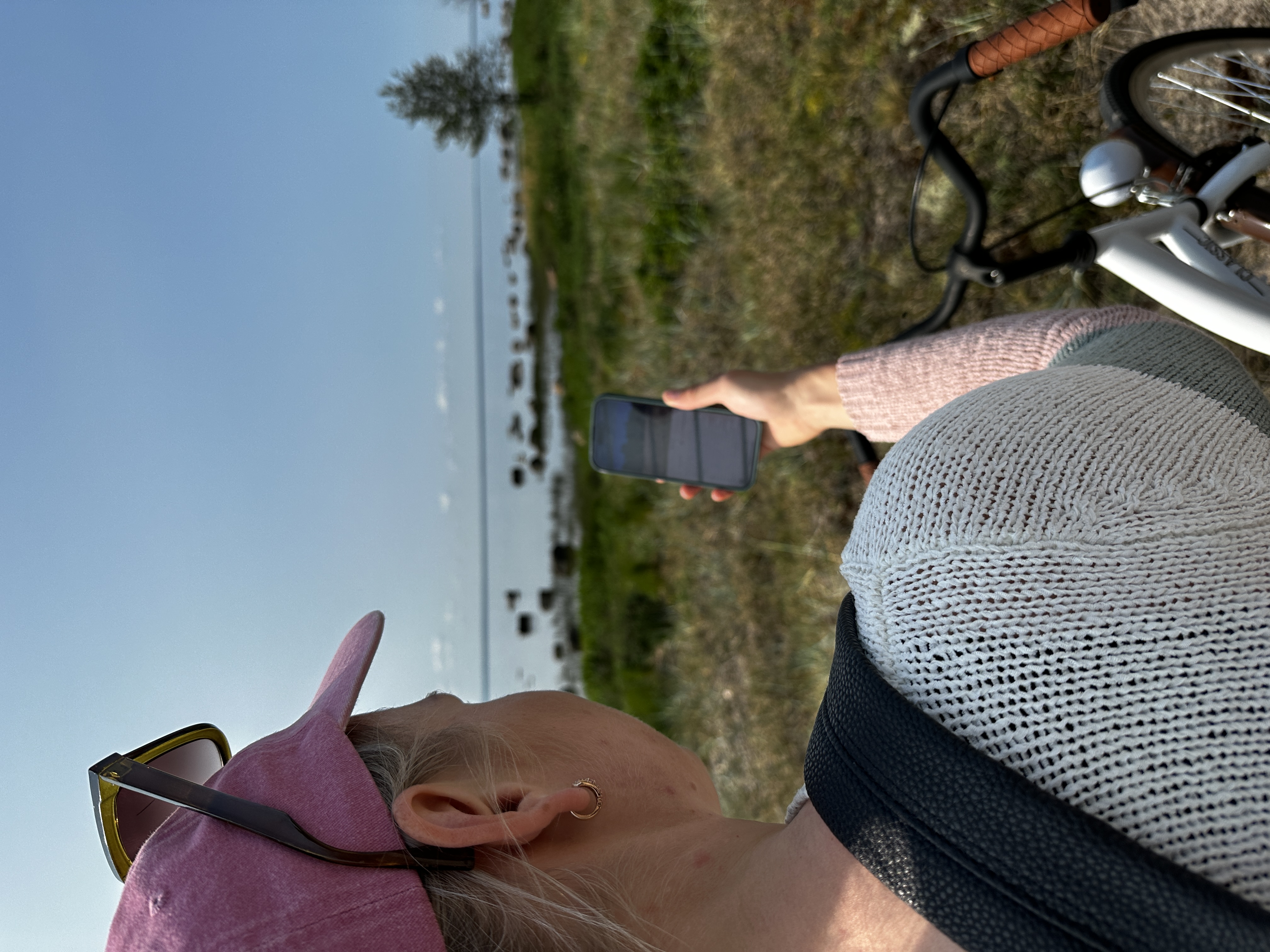 Turist digigiidi rattamatkal kasutamas