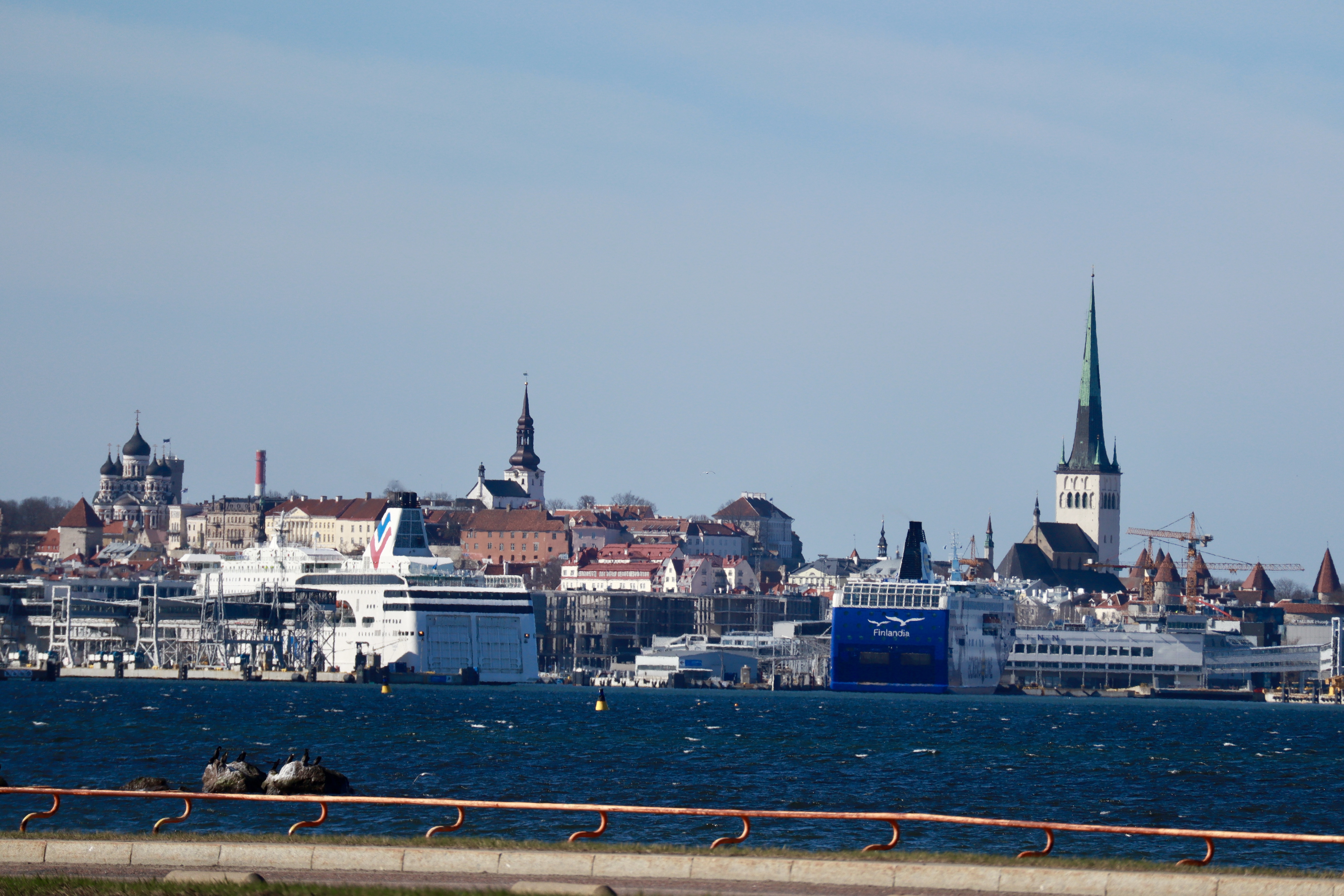 Vaade Pirita promenaadilt Tallinna vanalinnale ja sadamale