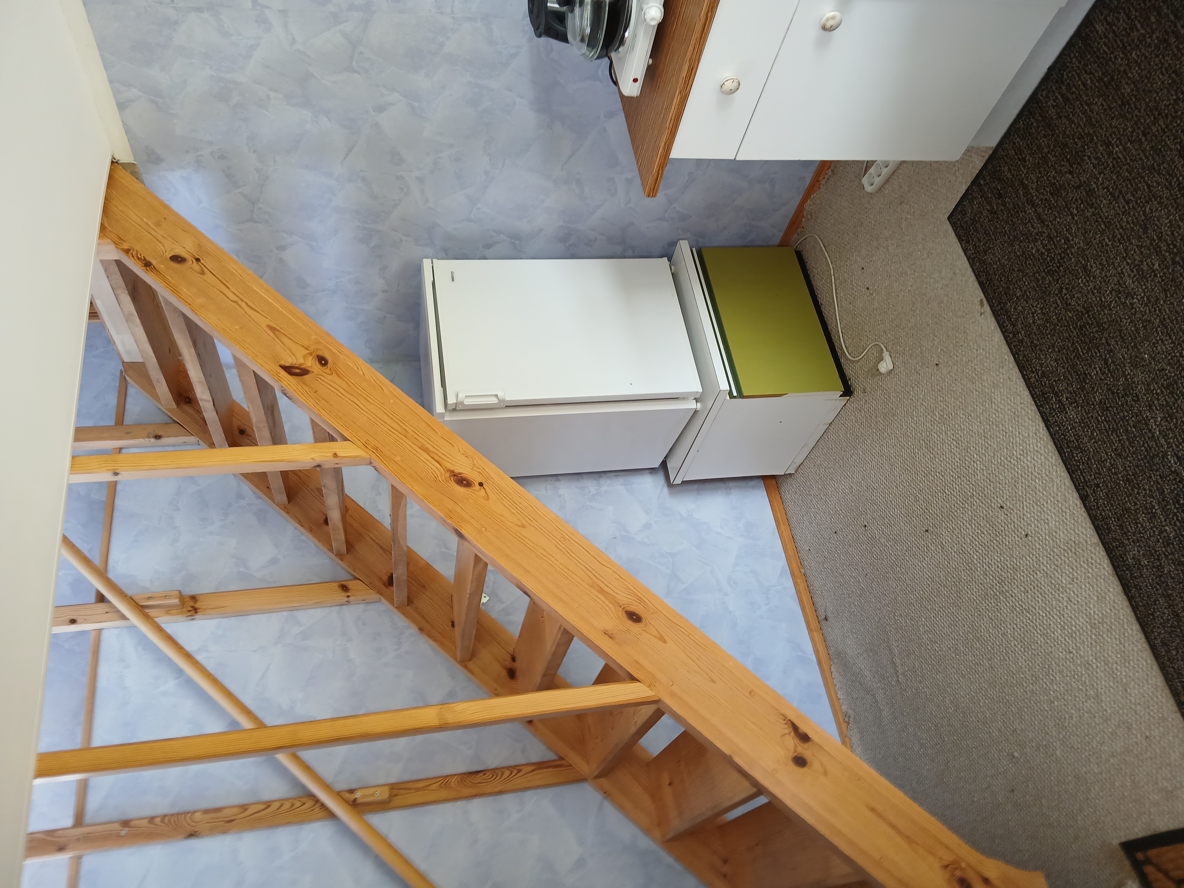 Jagatud kööginurk puhkemajas ja trepp tubadesse