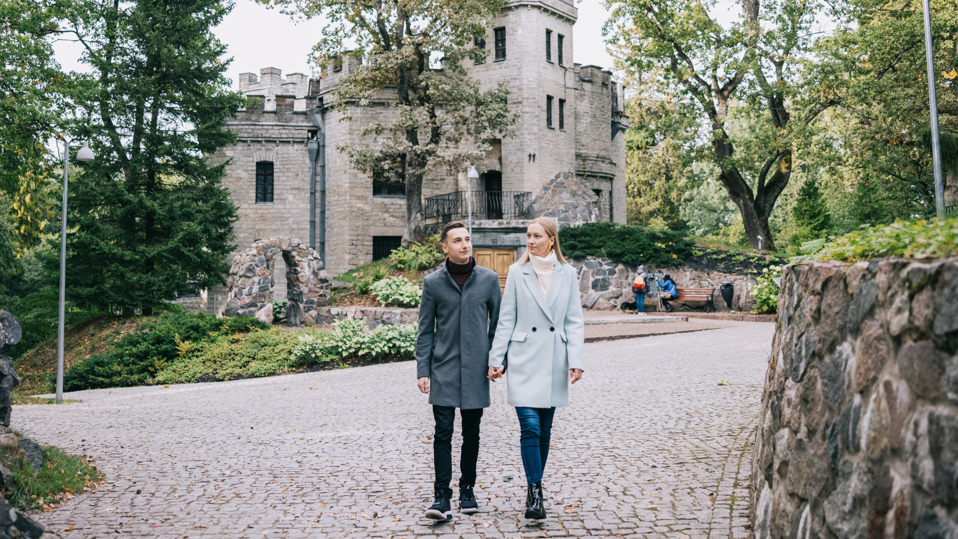 A couple is walking in the Glehn Castle park.