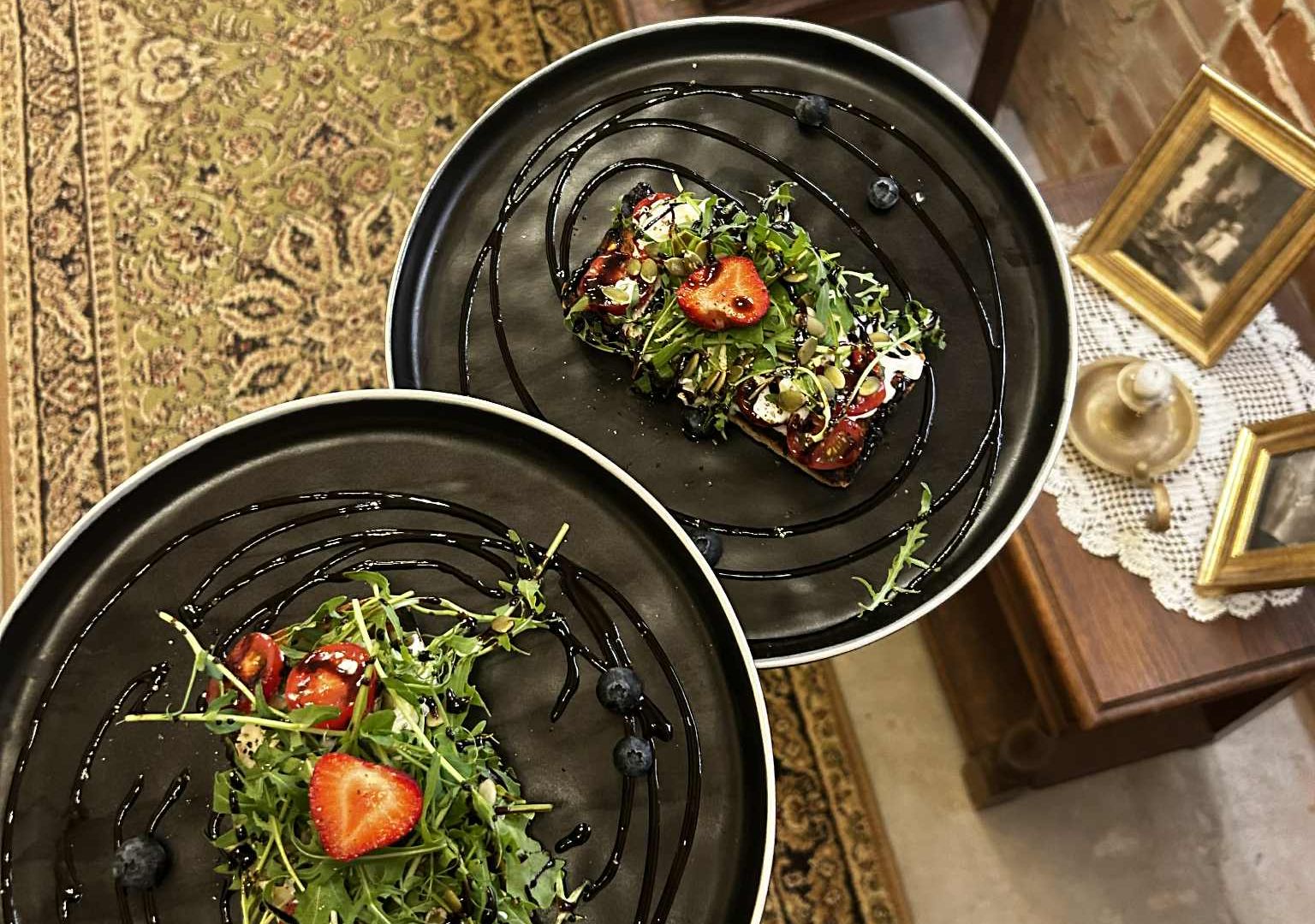 Luke mõisa kohviku värske roog rukola, maasikate ja balsamico glasuuriga.