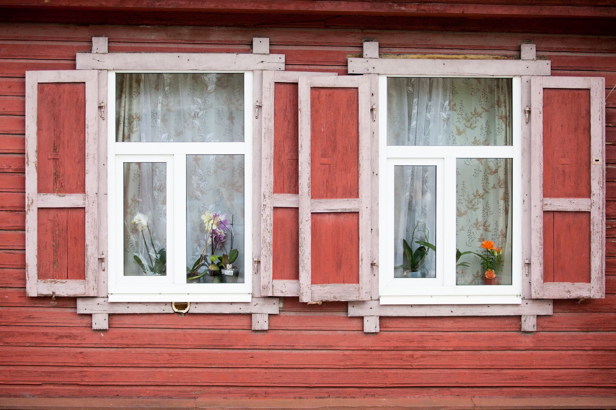 Tartu Supilinnale omapärased aknaluugid
