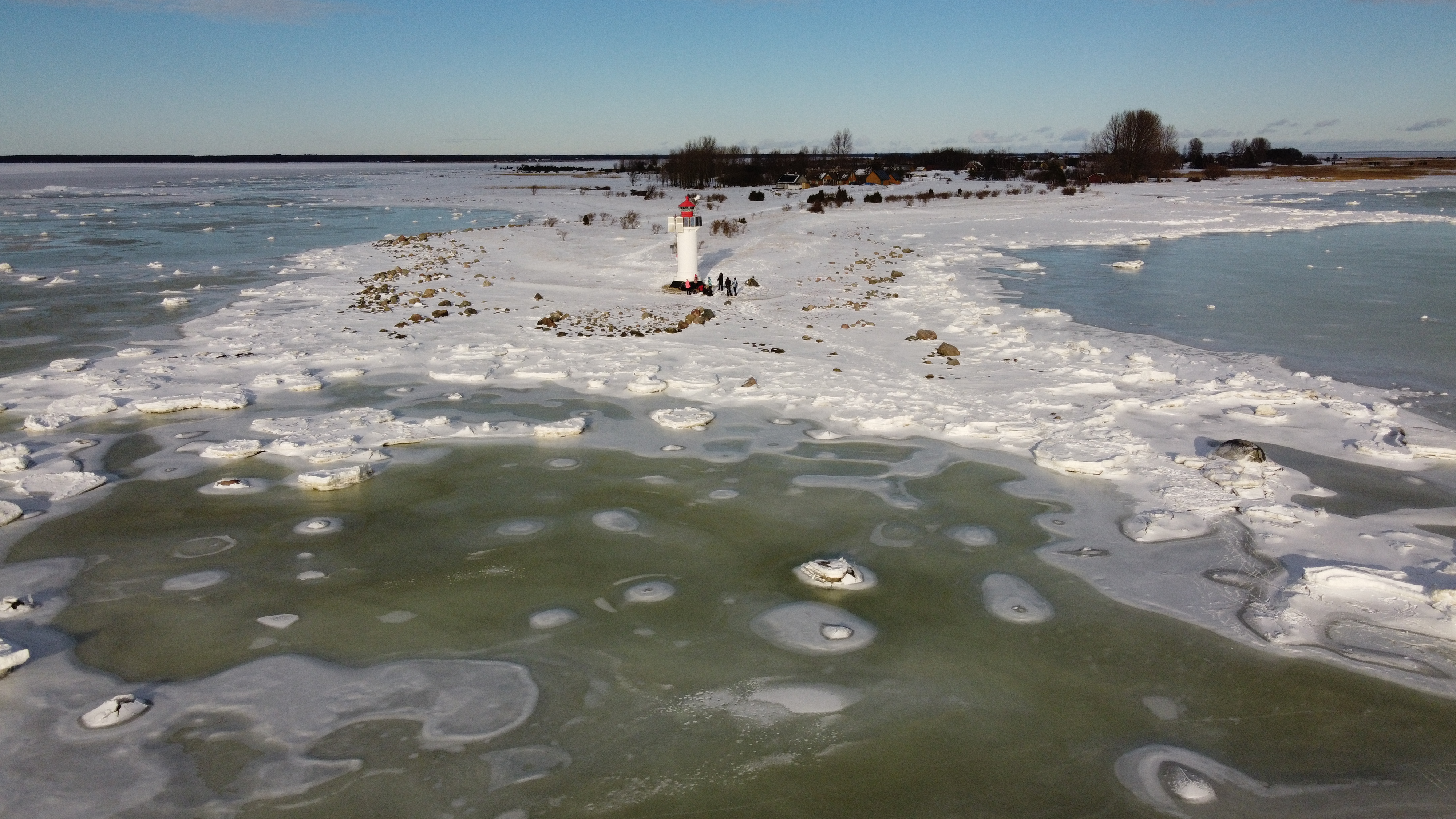 Tour skating near Manija Island, in Pärnu Bay