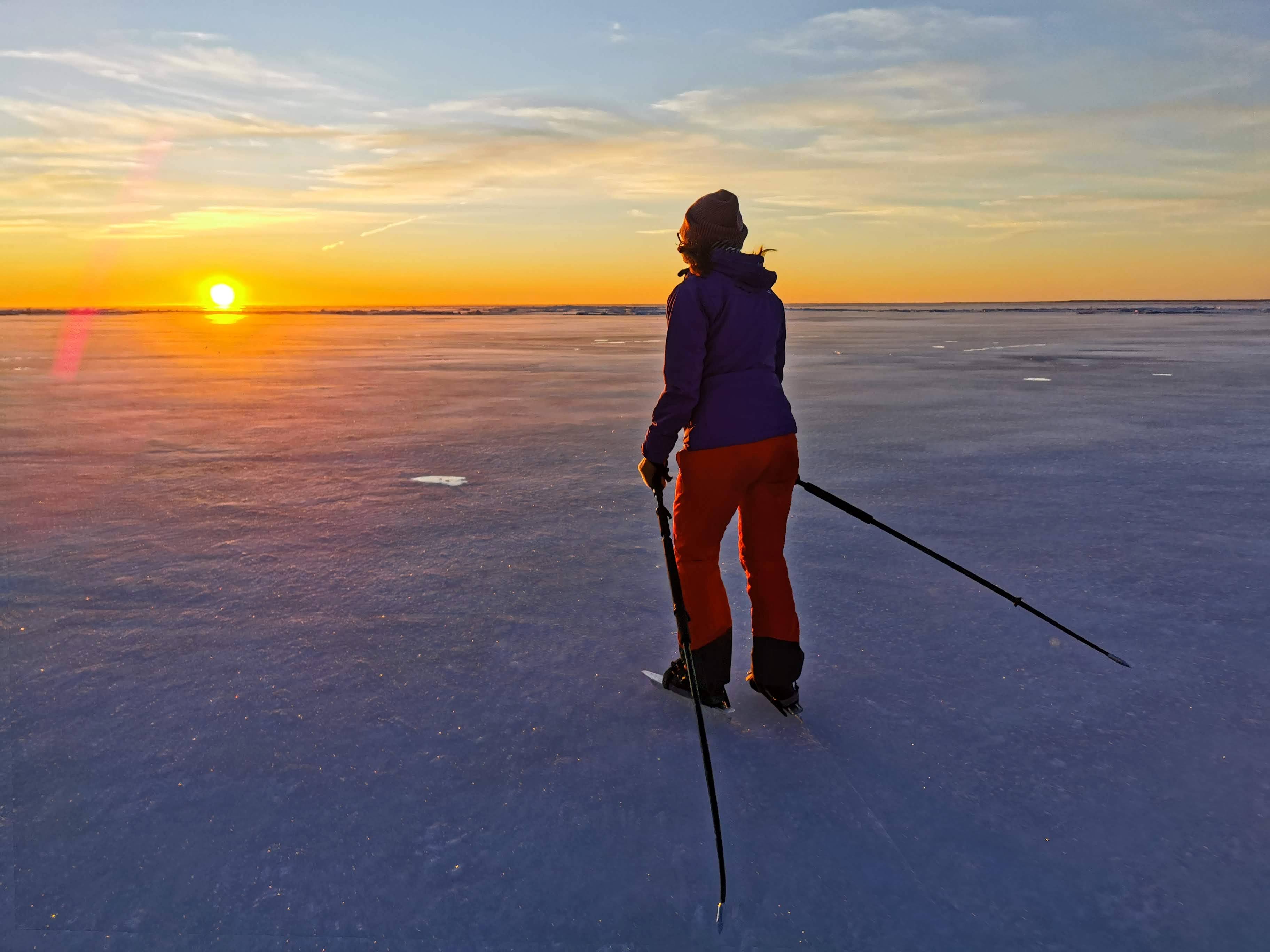 Tour skating at sunset in Pärnu Bay