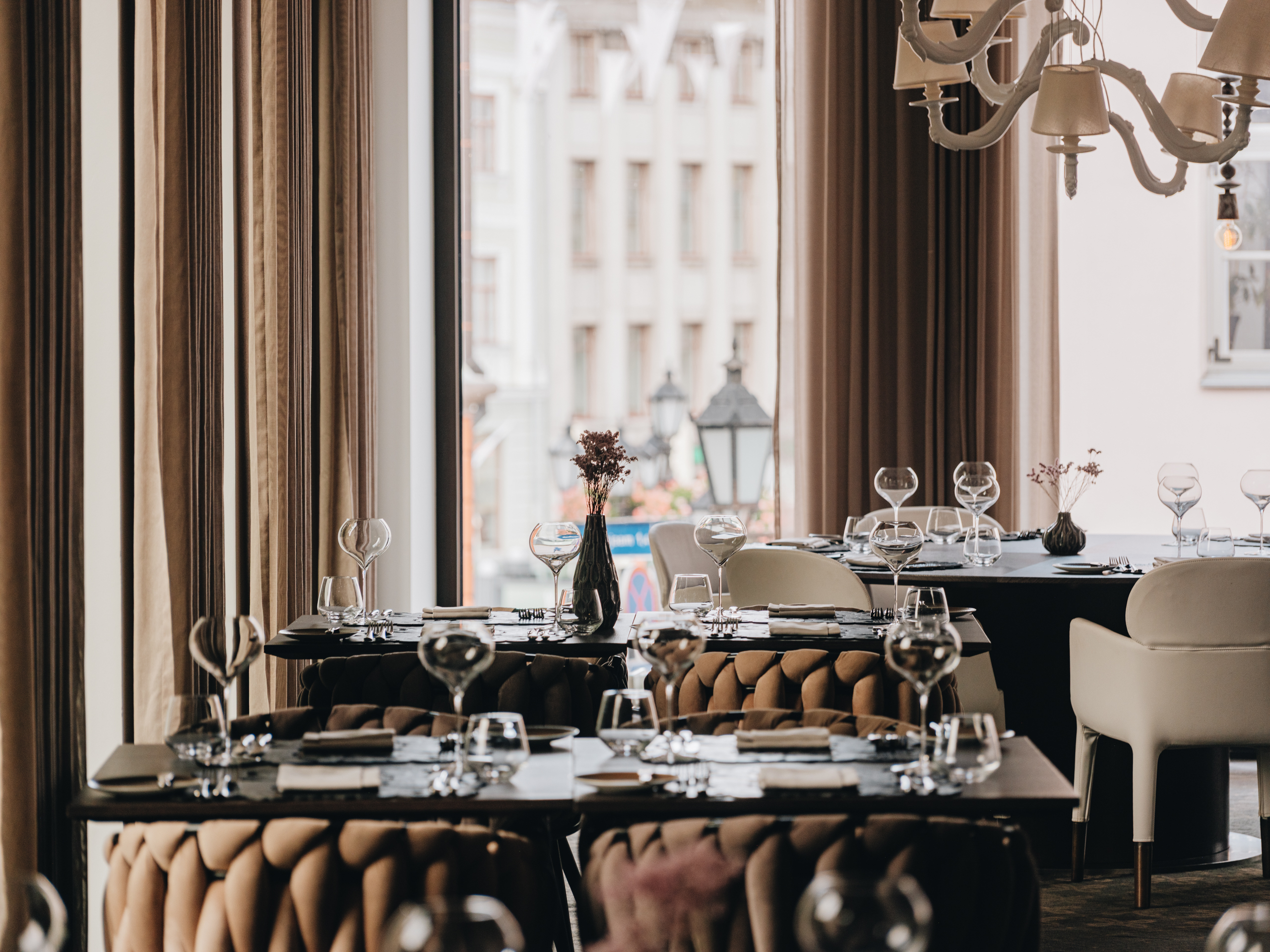 Restaurant Hõlm has a first-class menu and high-quality service. At the same time, everyone feels welcome there. Head chef Sven Pärn and his team crea