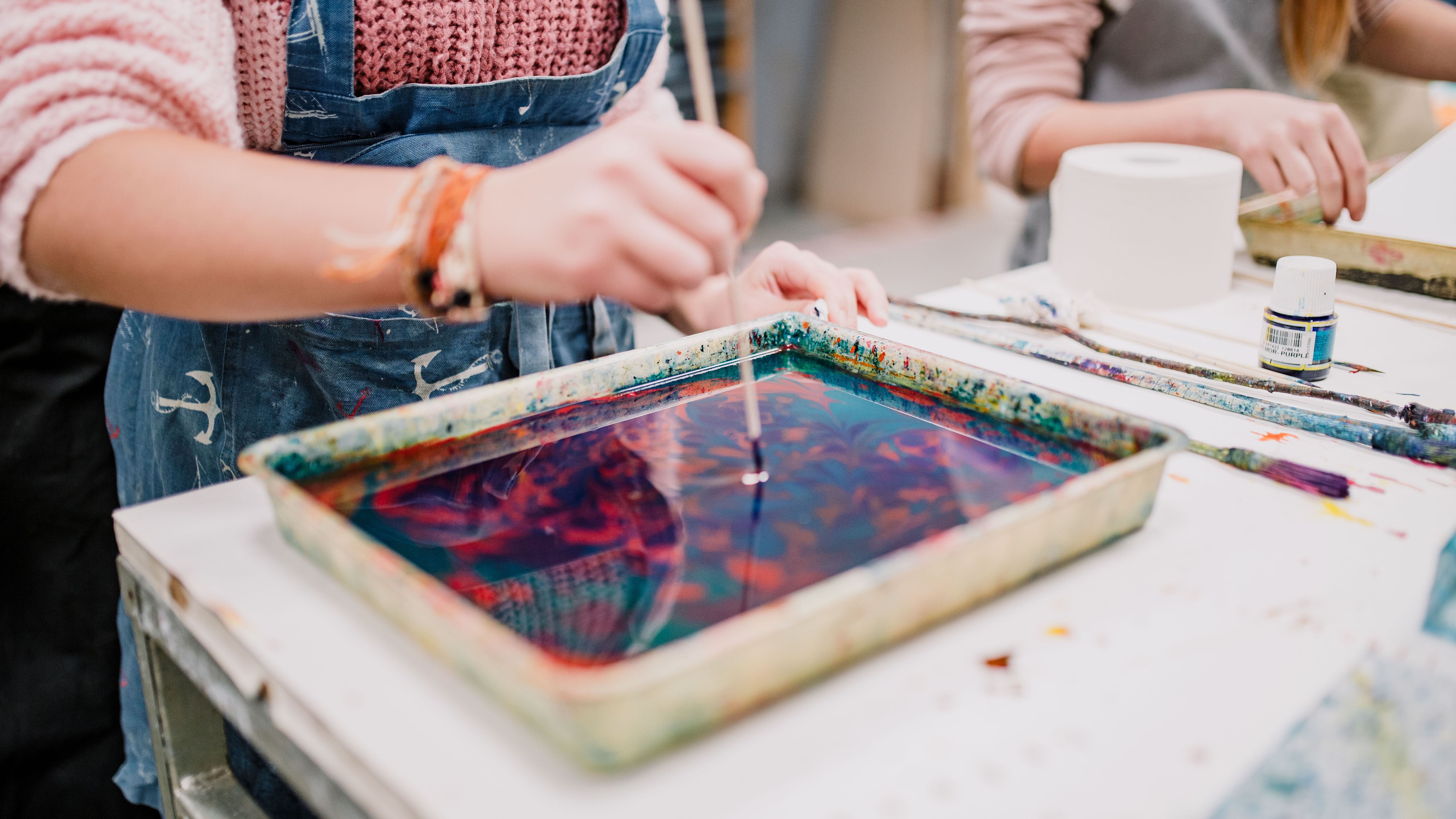 TYPA Marmorier-Workshop – Farben in einem Wasserbad gestalten