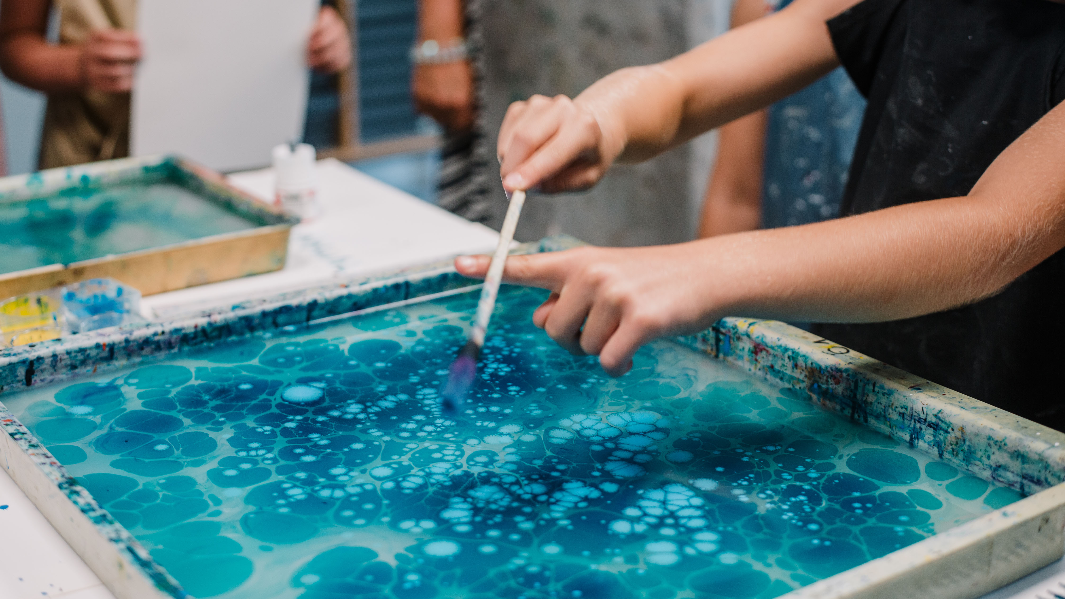 TYPA Marmorier-Workshop in Tartu – Muster in einem Wasserbad erstellen