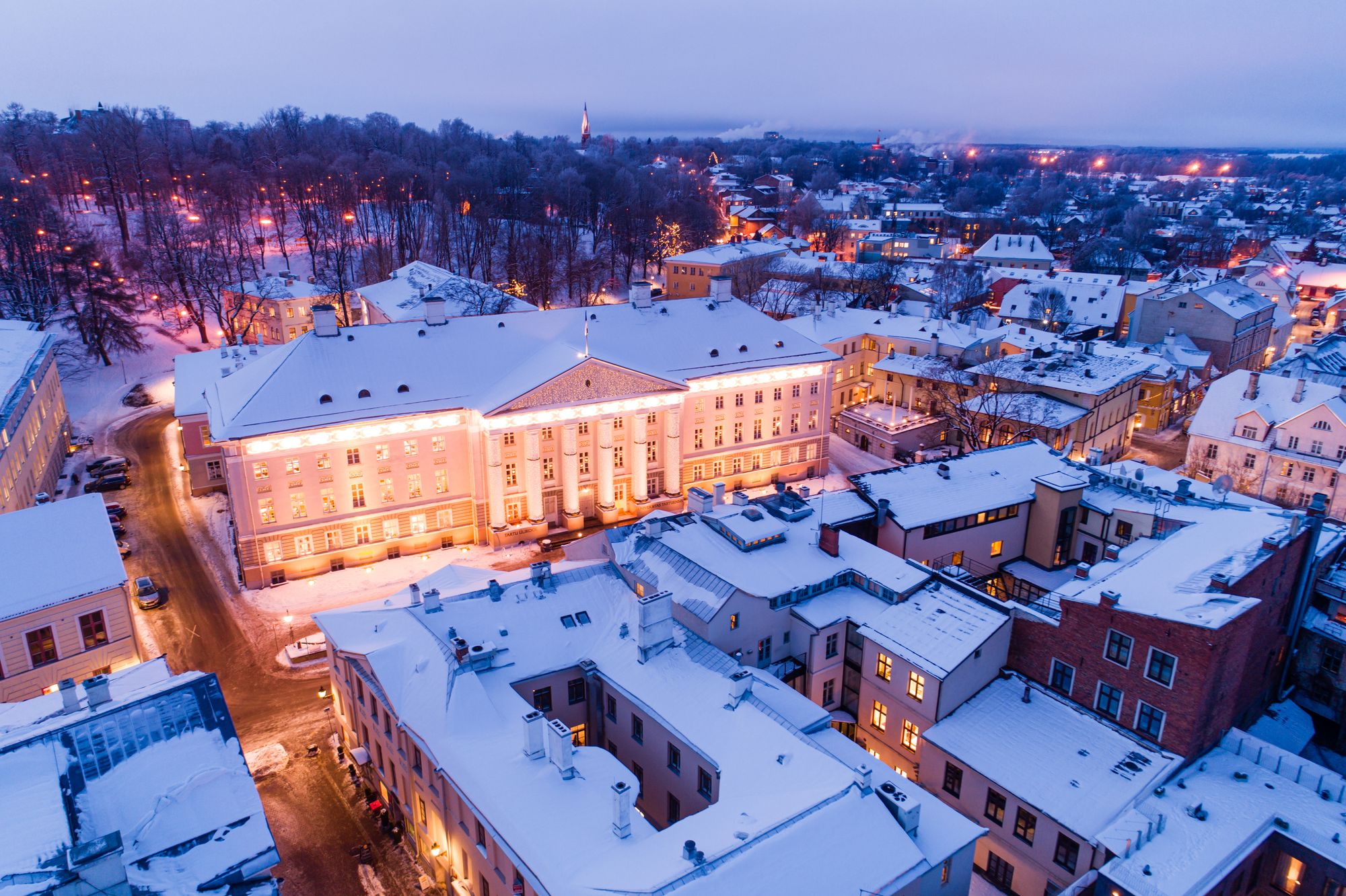 Tartu Ülikooli peahoone jõulutulede säras