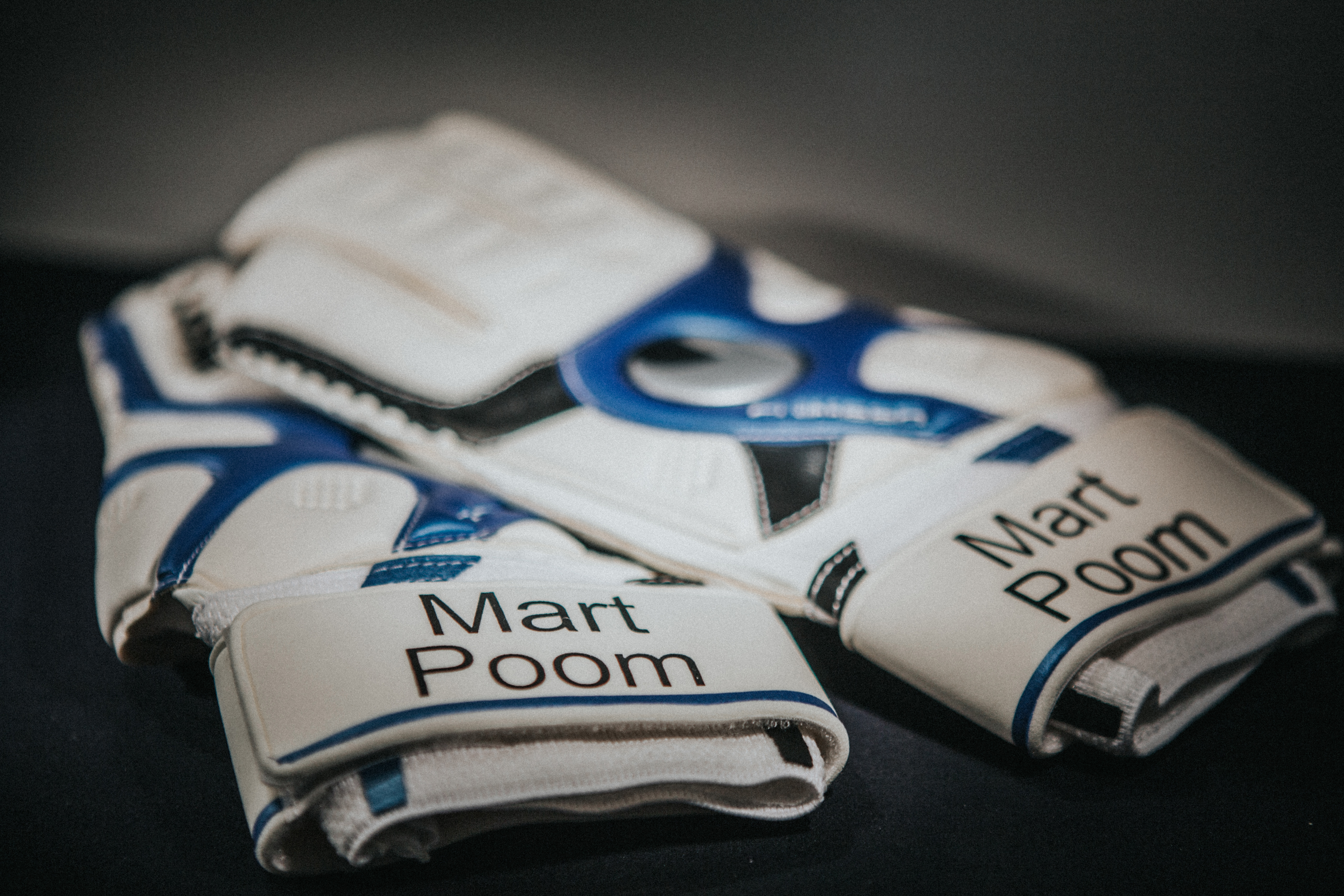 Jalgpalluri ja väravavahi Mart Poomi kindad - Eesti Jalgpallimuuseum