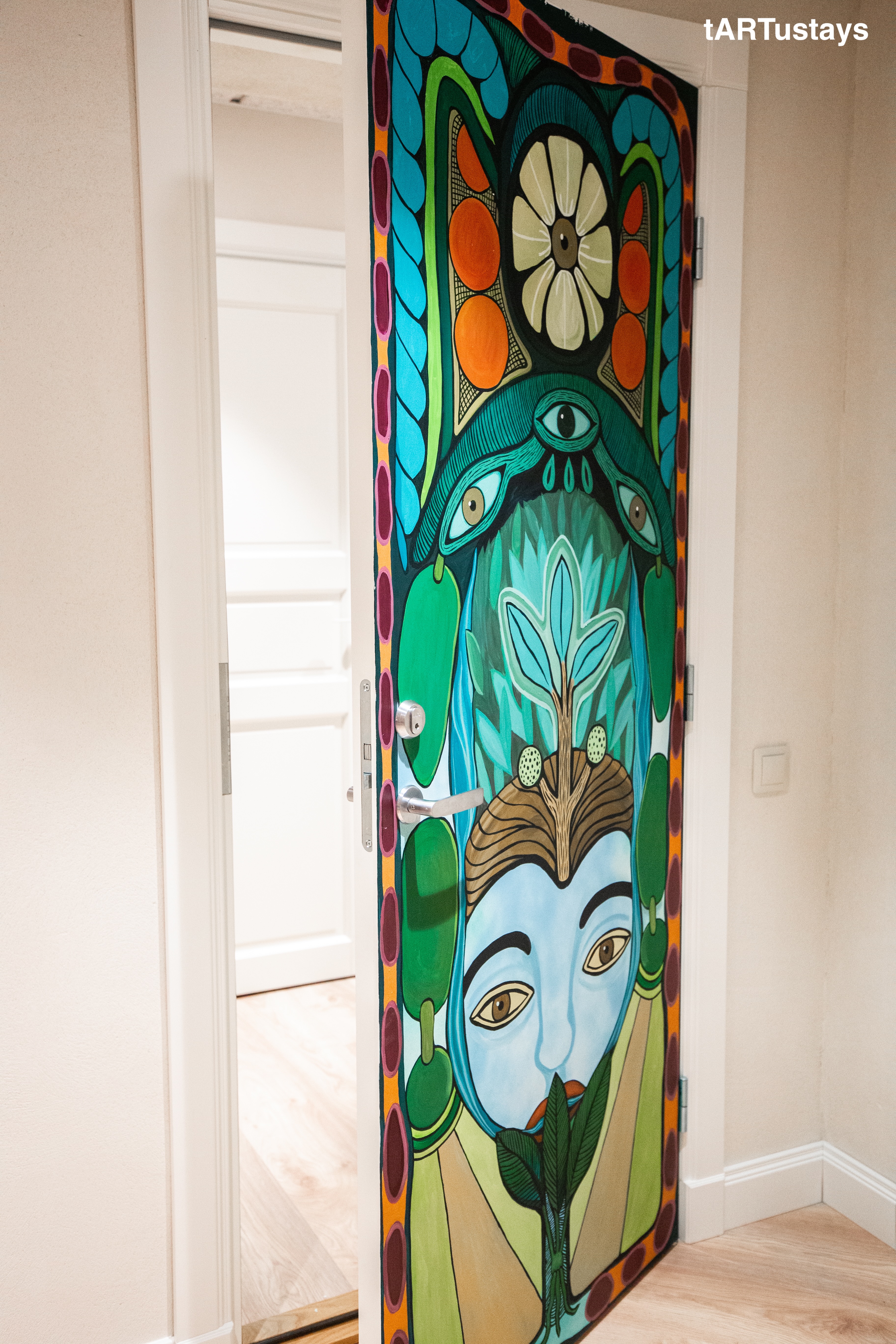 Maalitud Tartu Kairo korteri sissepääs