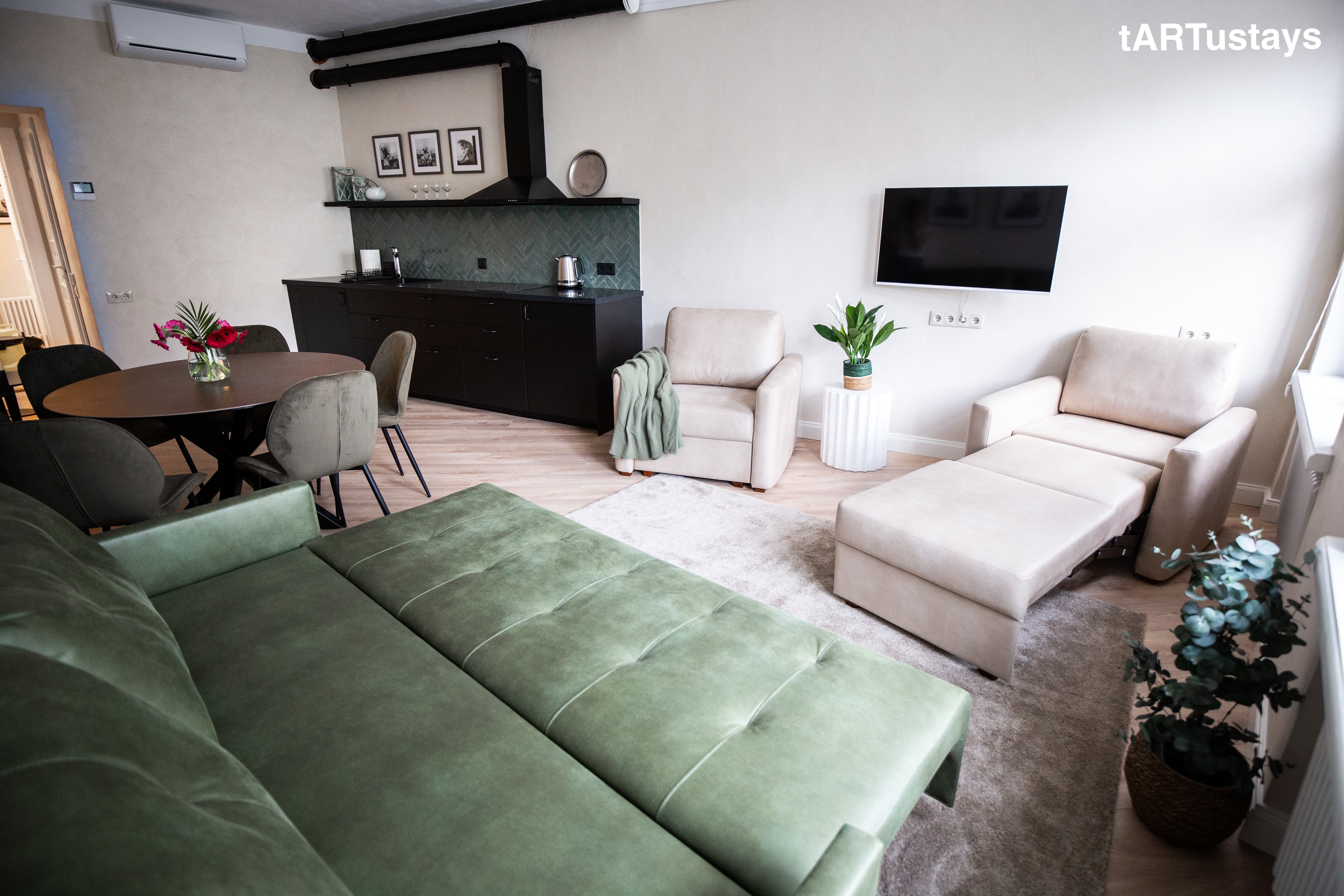 Tartu korteri elutuba kergesti avanevate diivanitega