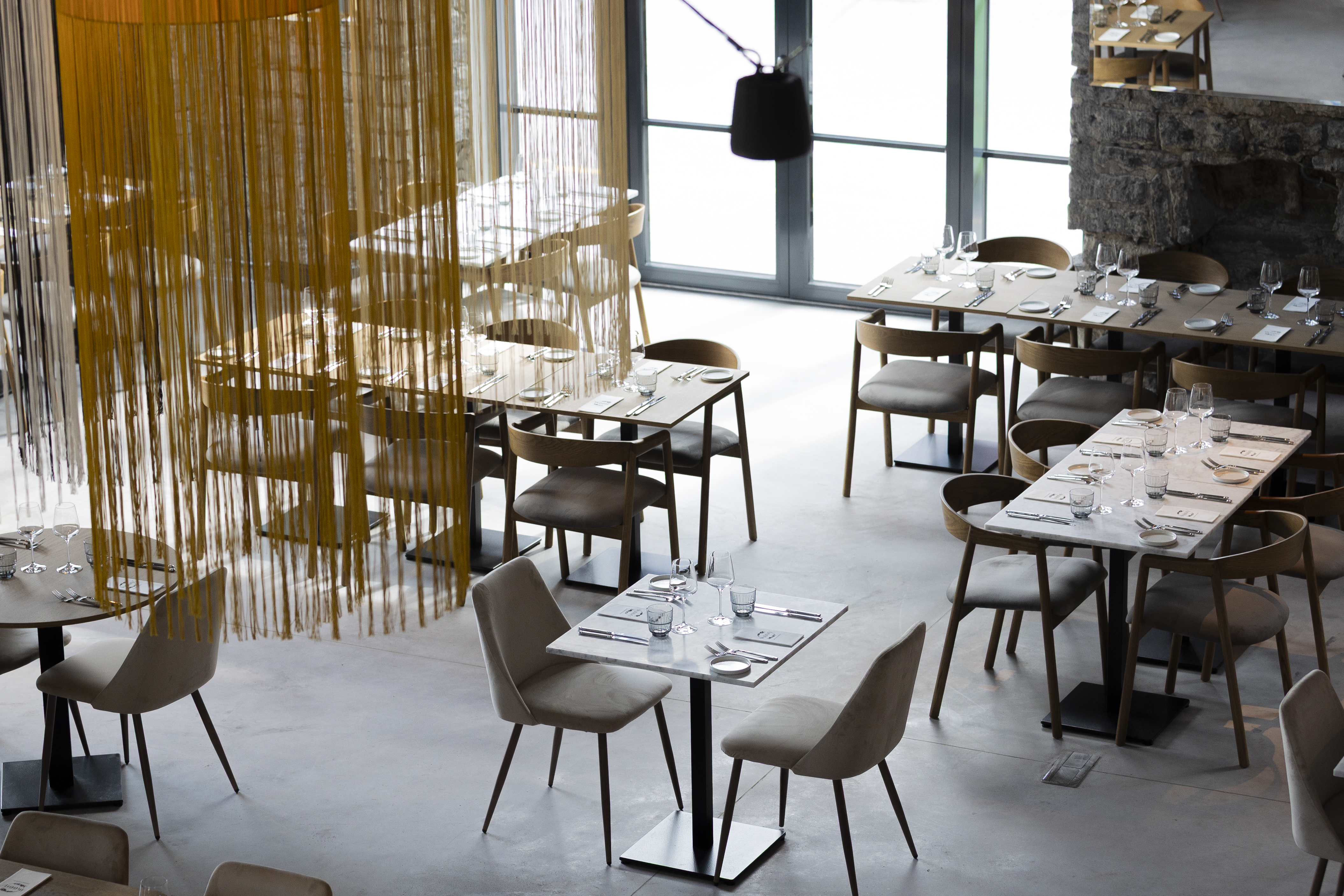 Restoran Moon pakub vene kööki modernses võtmes ja suure kirega! Üle 13 aasta tagasi otsustasid Roman ja Igor kokamütsid nurka visata ning pöörduda ta