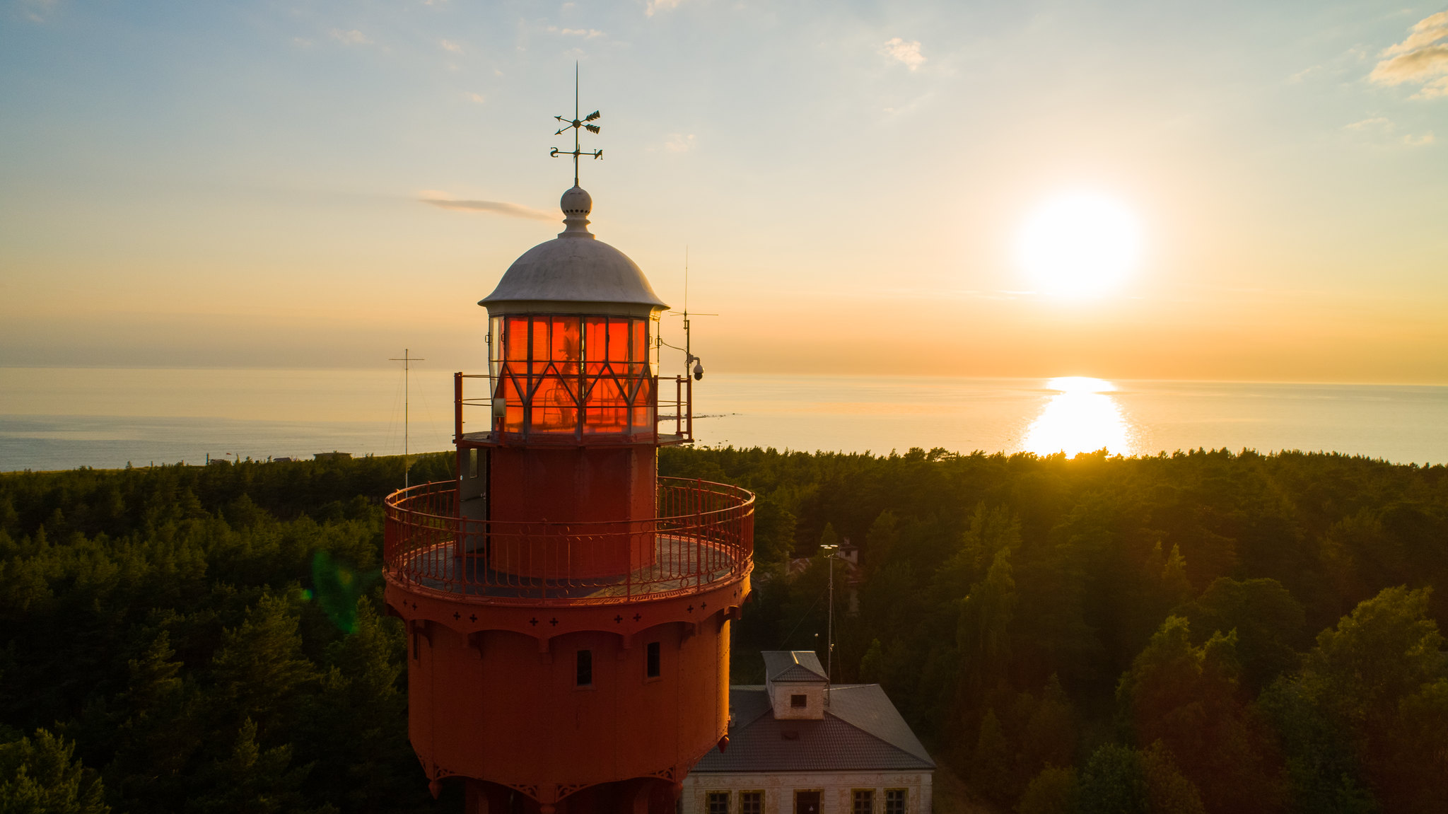 Ristna tuletorn päikseloojangu taustal