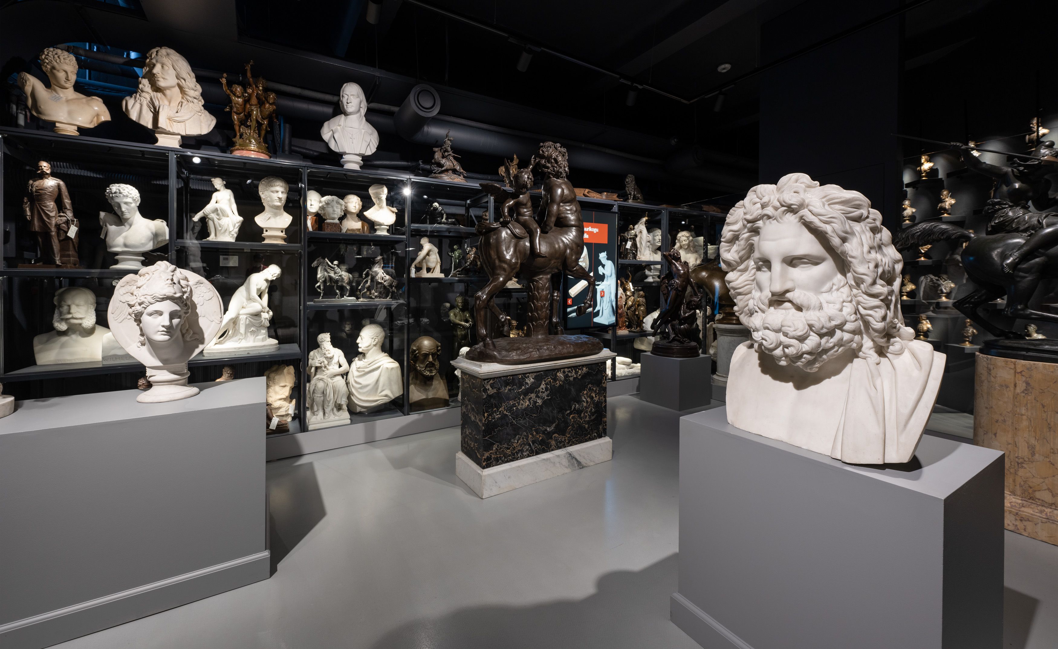 Skulptuurikogu avahoidla  antiiksed kujud riiulitel ja alustel