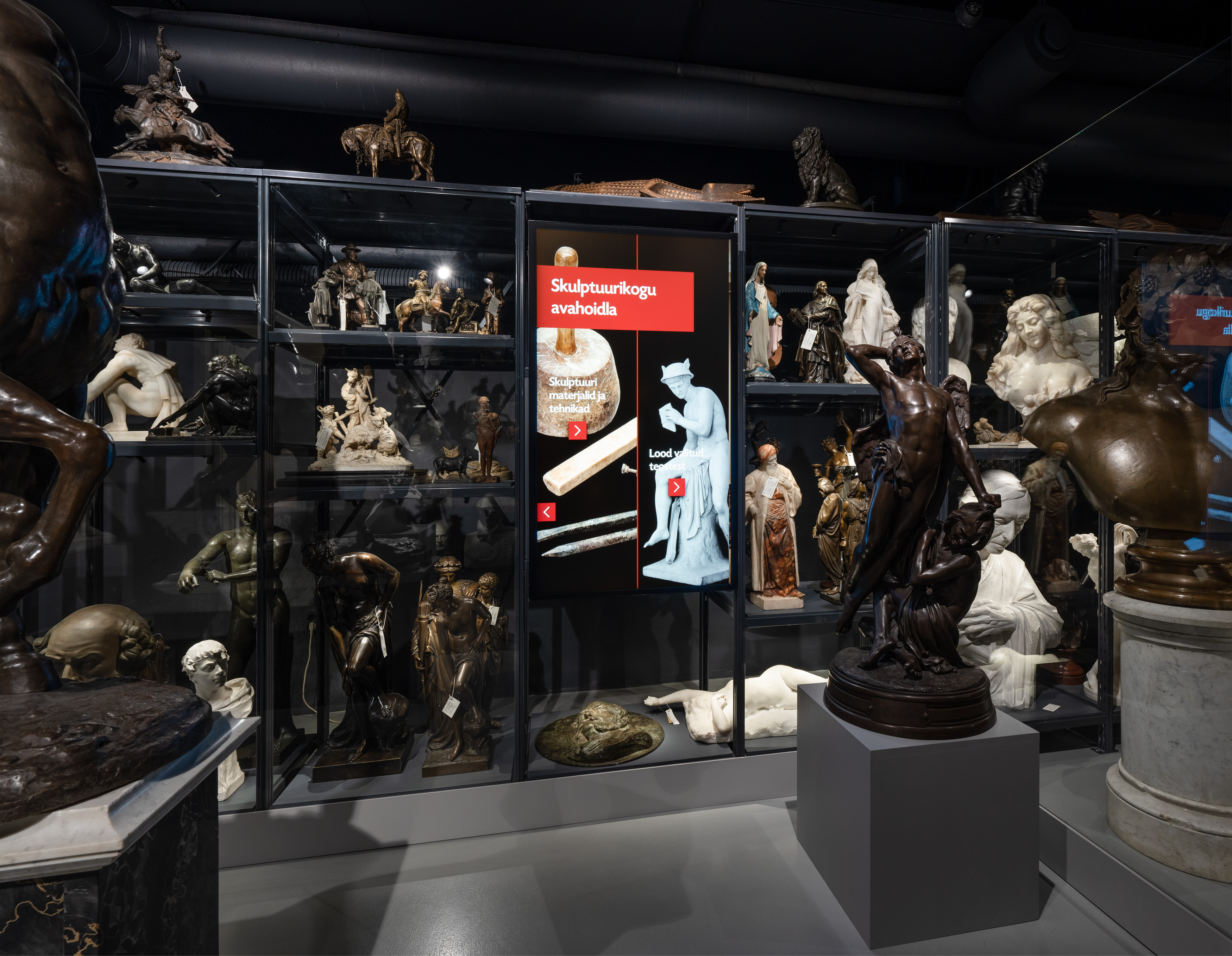 Väljapanek skulptuuridest muuseumisaalis klaaskappides Kadriorus