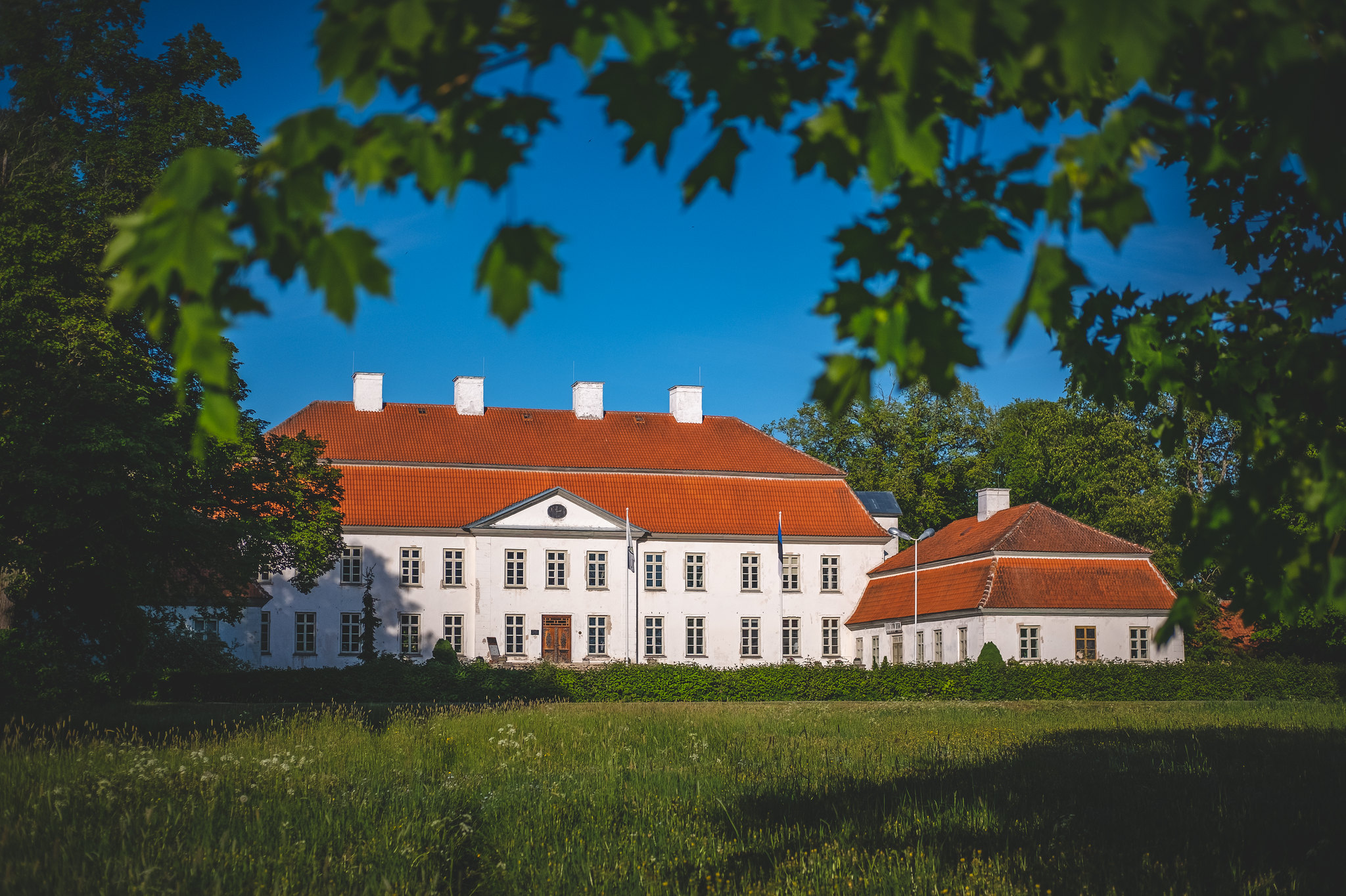 Barokk-stiilis Suuremõisa lossi lasi ehitada 1755-1760 krahvinna Ebba-Margaretha von Stenbock (sünd. De la Gardie). Tema poeg, krahv Jacob Pontus Sten