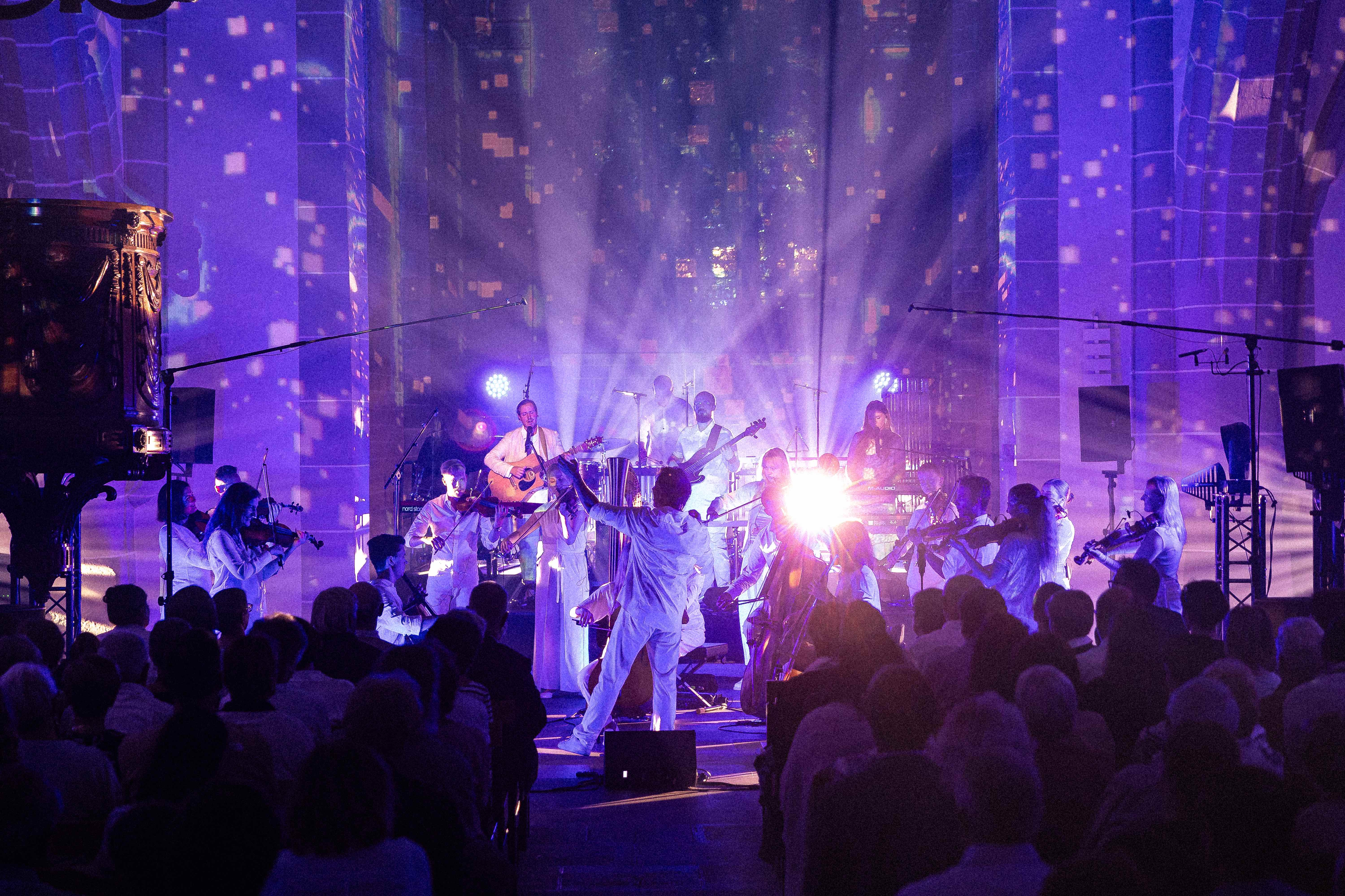 Nordic Pulse treten auf der Bühne auf.