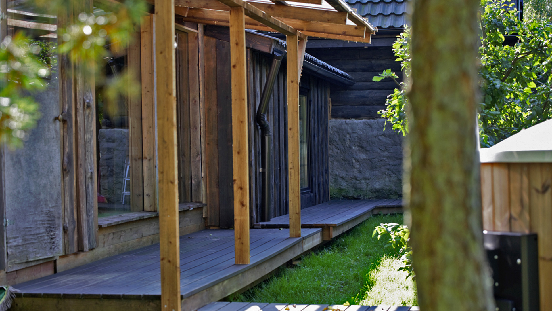 Seminarimaja küljes olev suur panoraamaknaga saunamaja Harjumaal