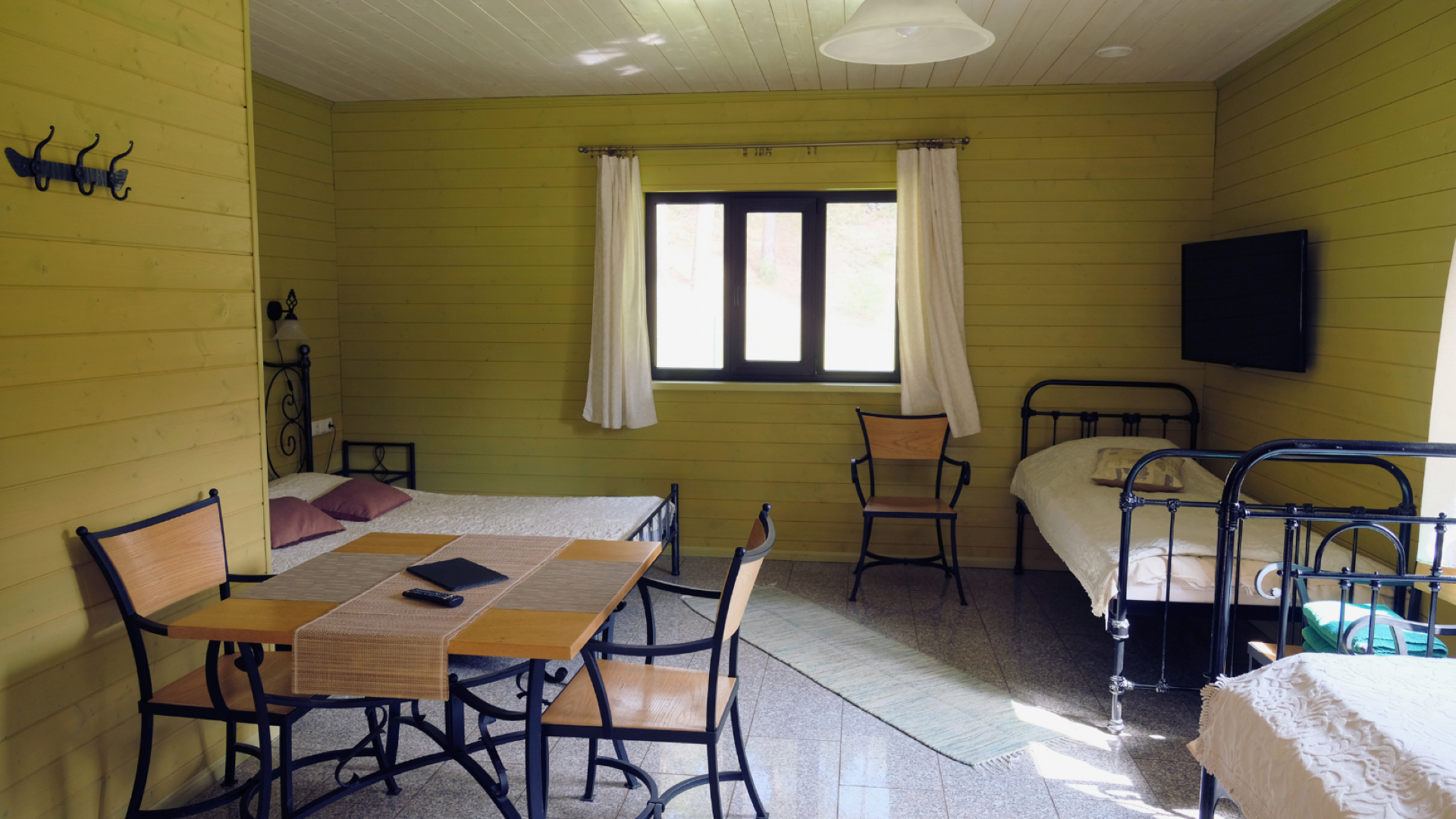 Stuudiokorter Johannes mahutab 4 inimest