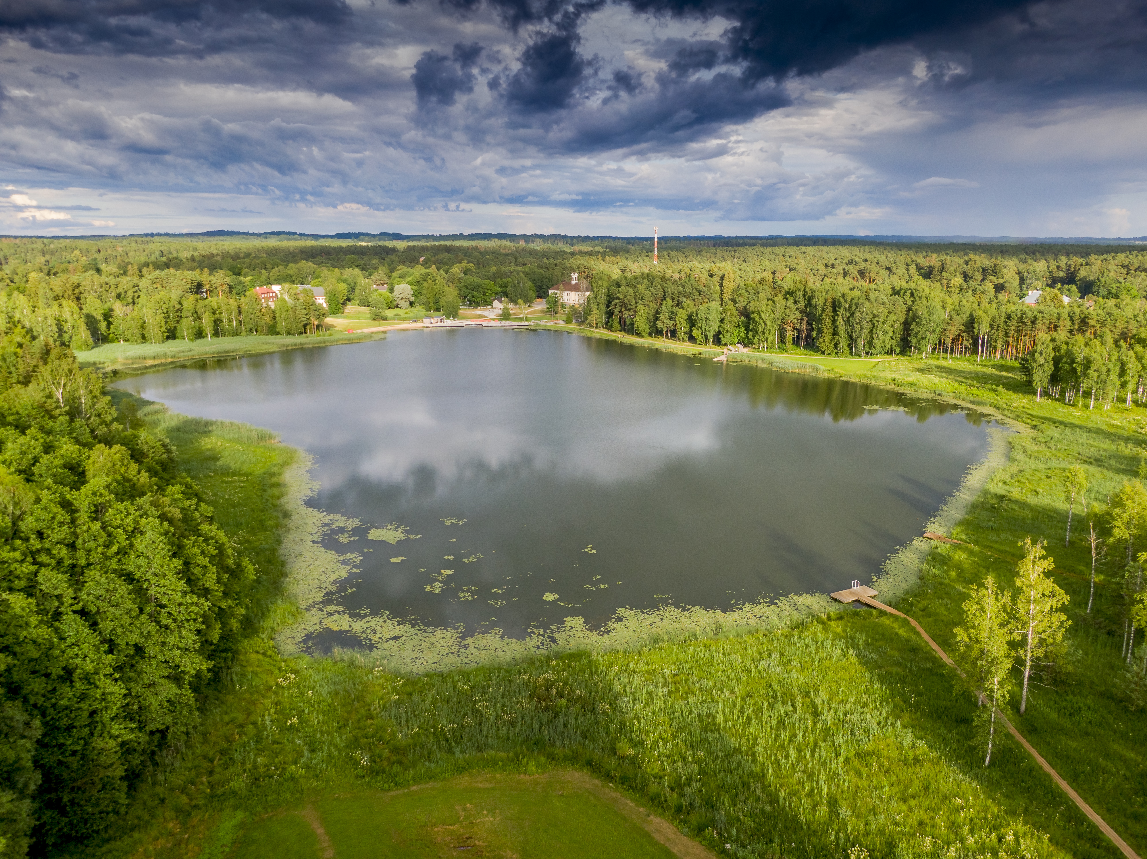 Lõuna-Eesti järv Elva linna looduse keskel