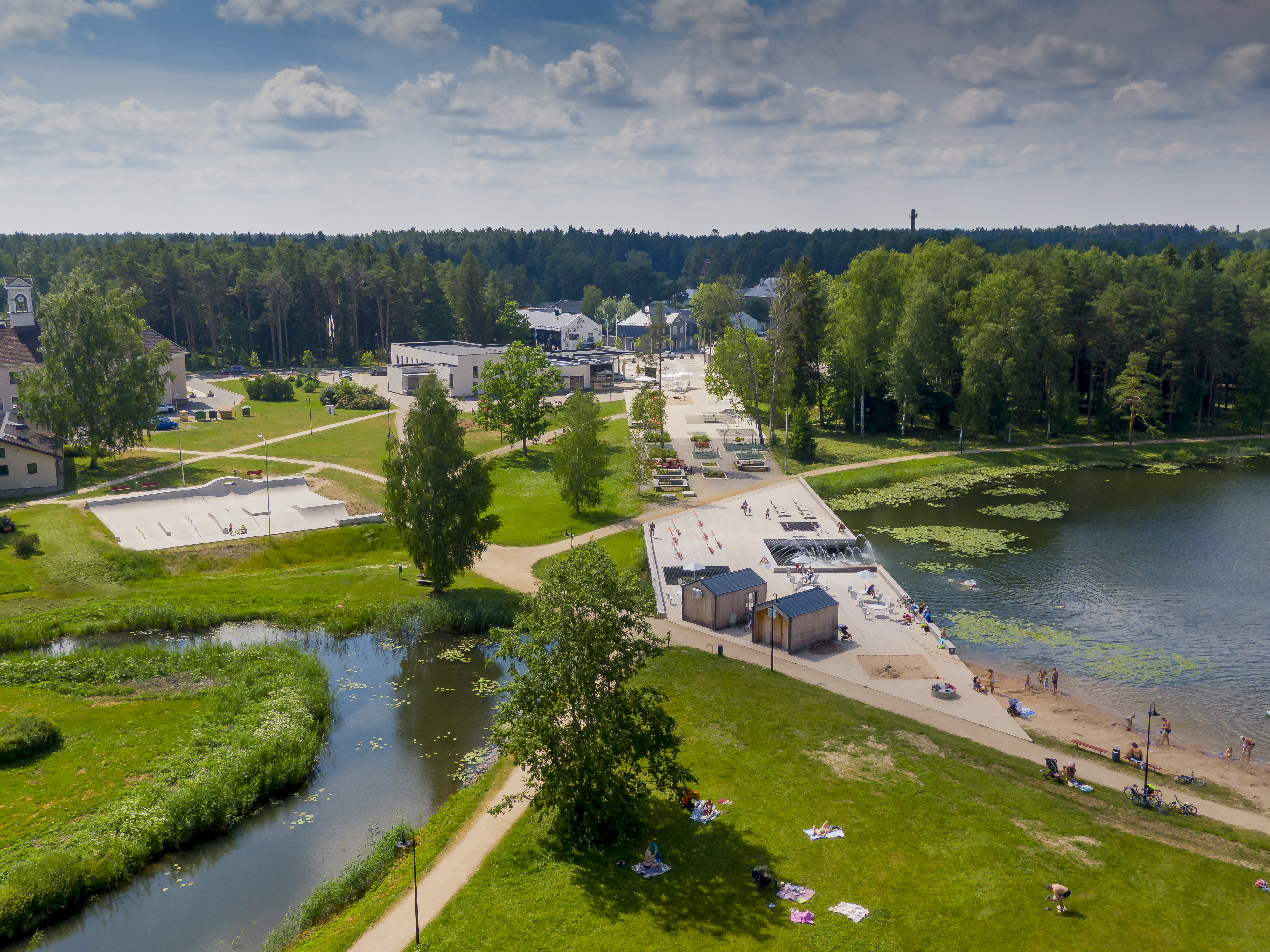 Elva linna järve promenaad koos kohvikutega suvel
