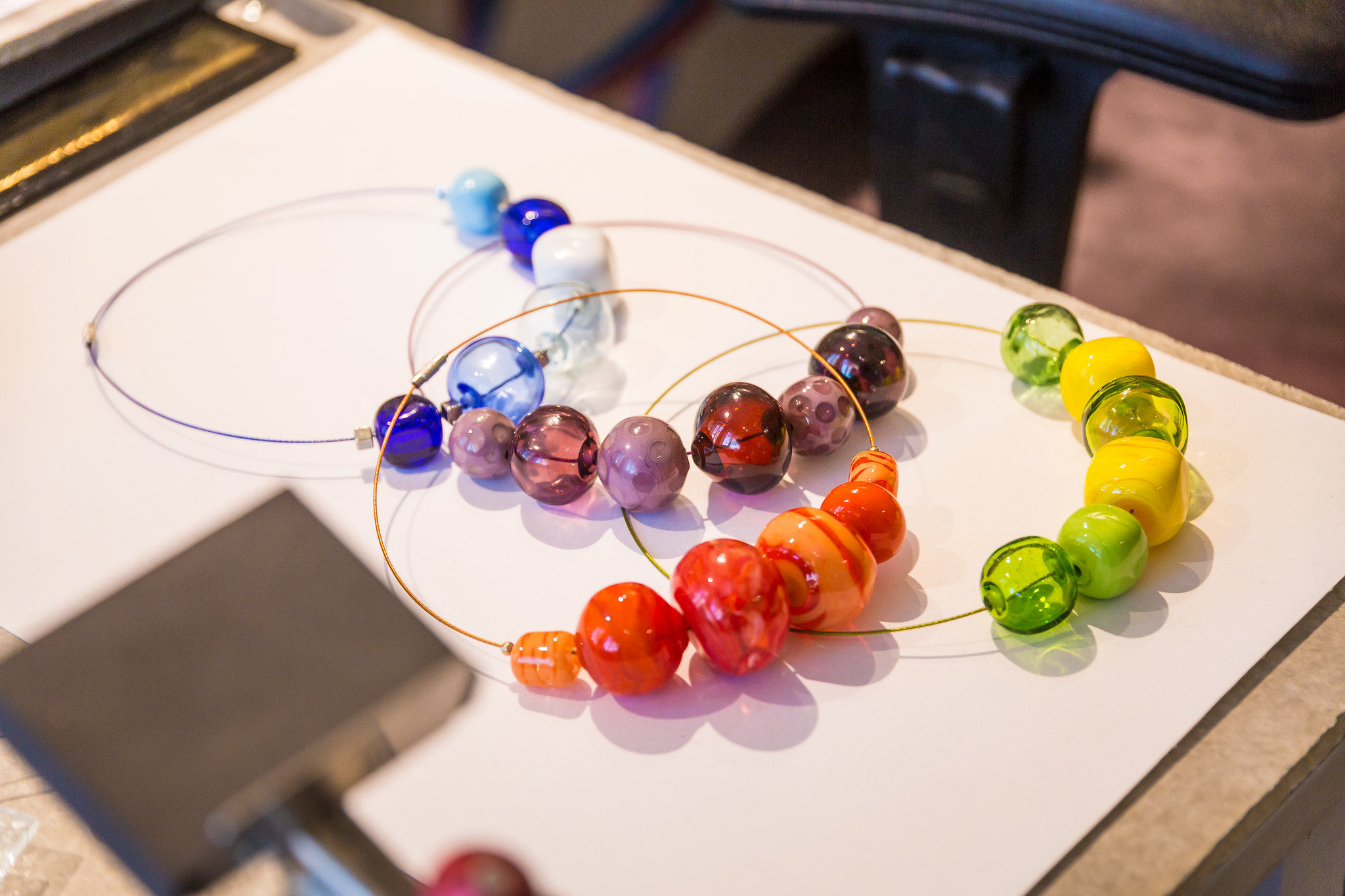 KlaasiPank studijā piedāvātā stila darbus ir izstrādājuši mākslinieki Kalli Seina (stikla trauki, korporatīvās dāvanas, stikla pulksteņi, balvas, kaus