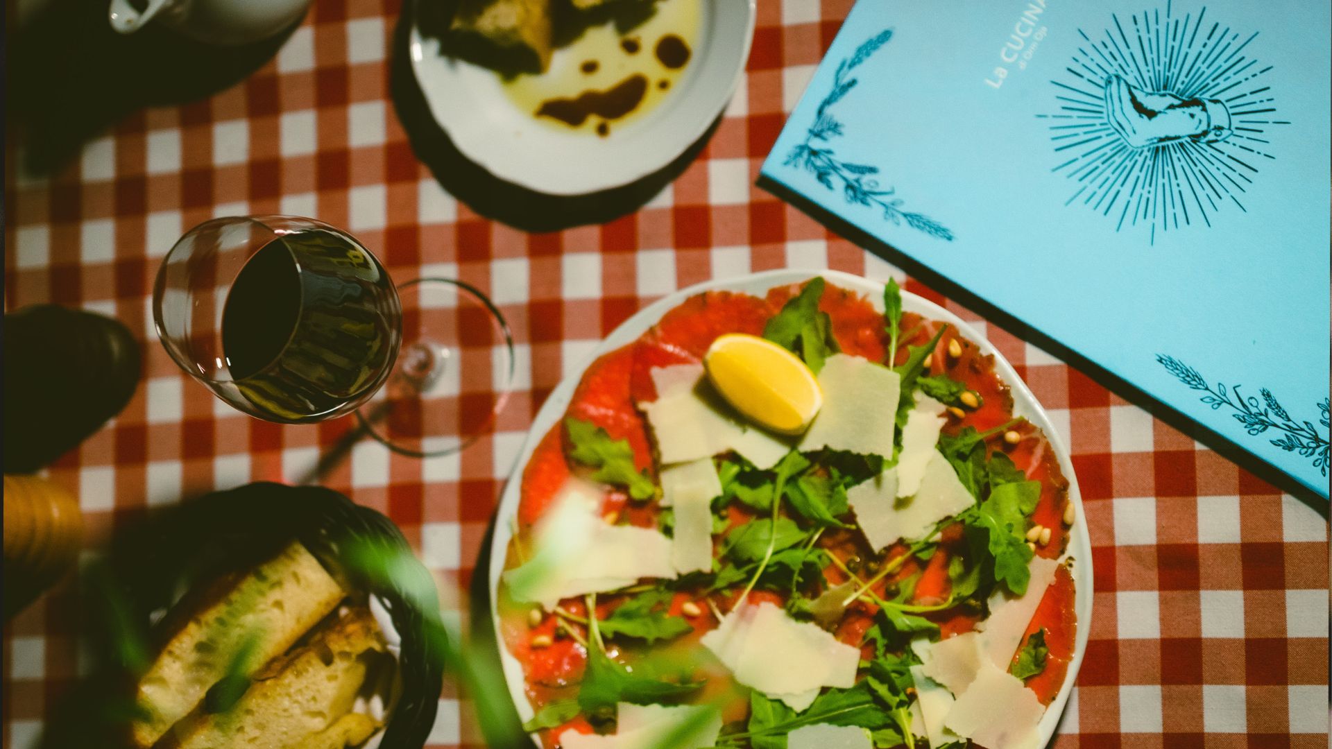 La Cucina di Orm Oja kaetud laud