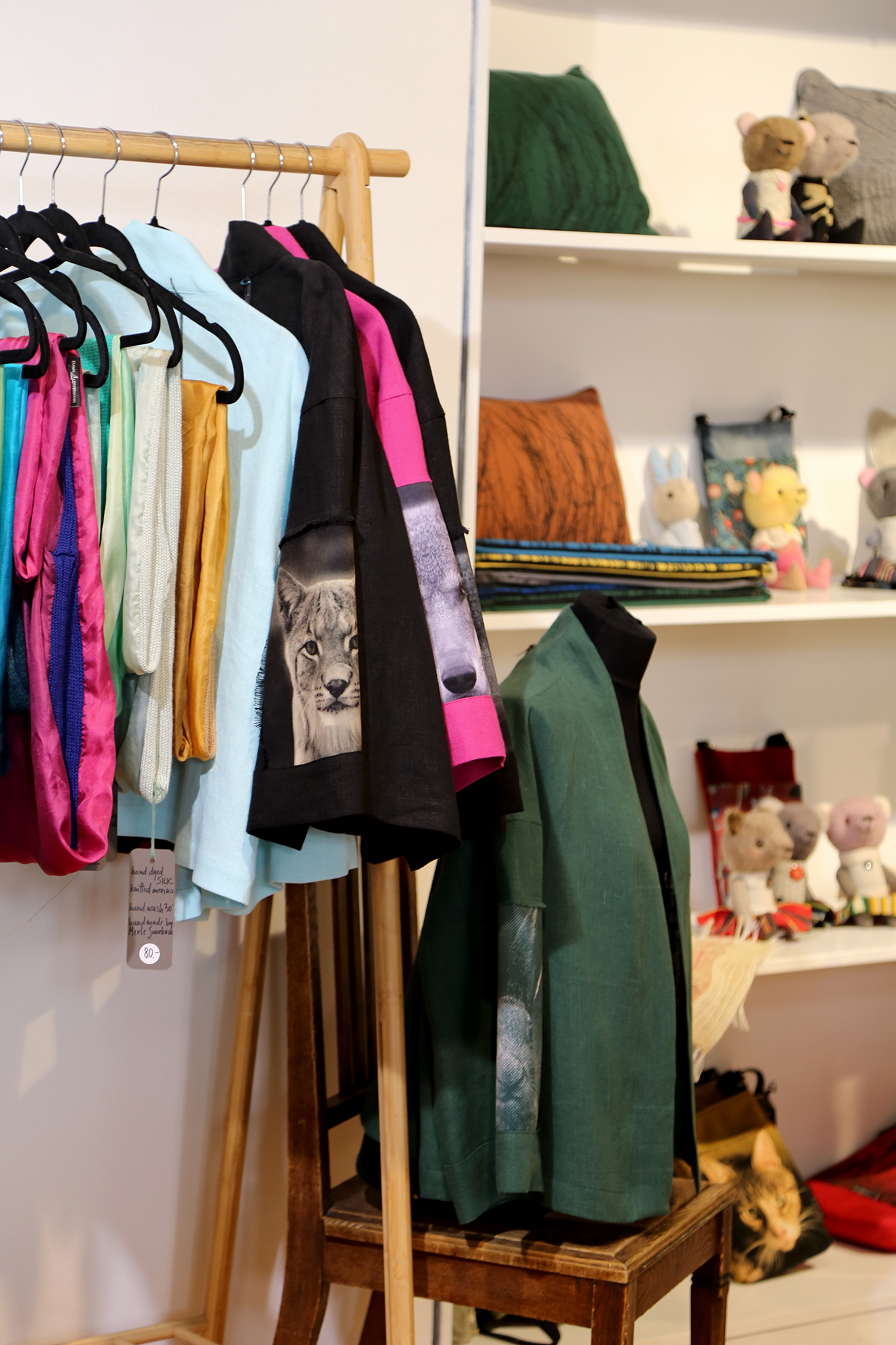 Vaade stuudios. Sallid, rõivad, padjad.