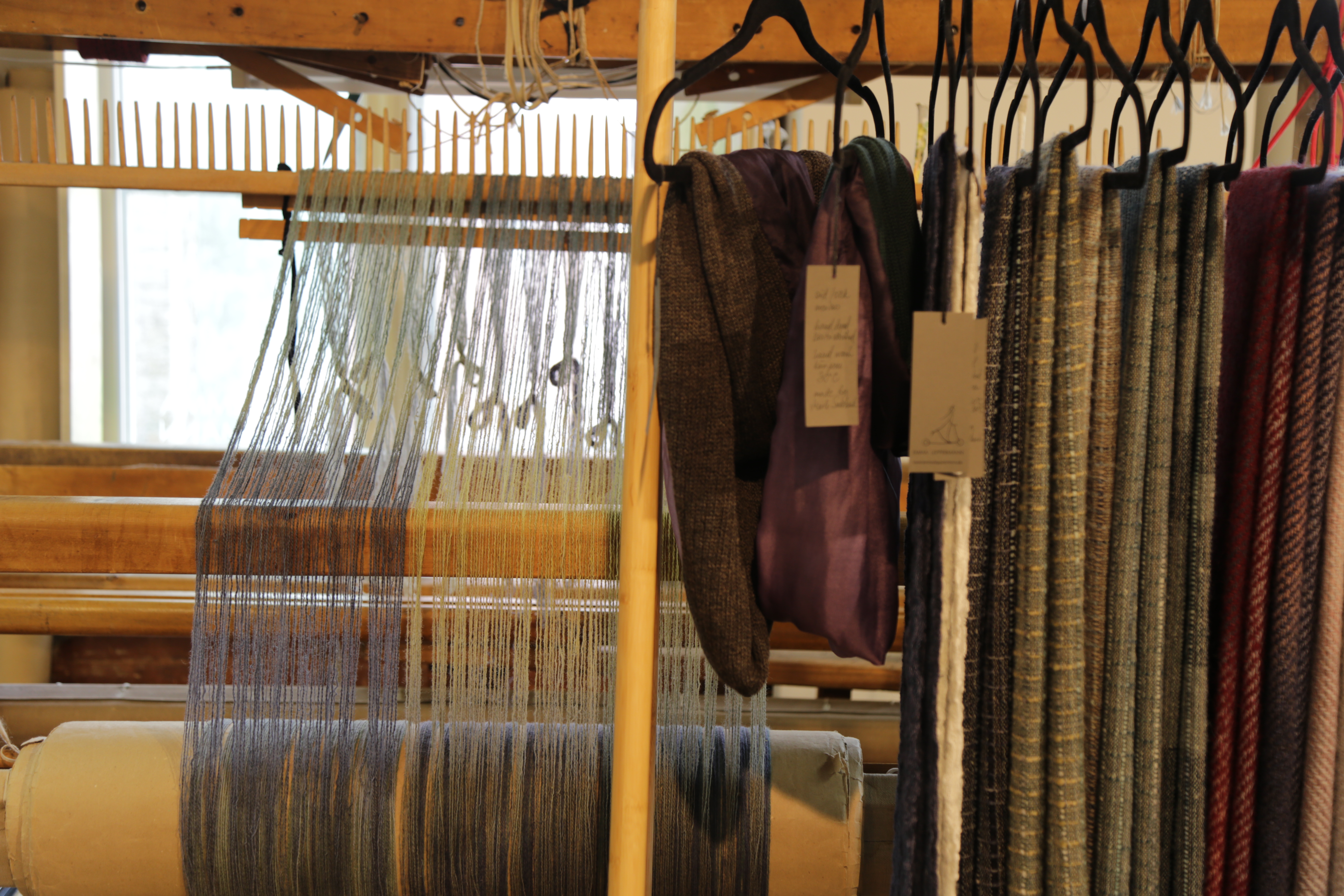 Vaade stuudios. Kangasteljed ja telgedel kootud sallid.